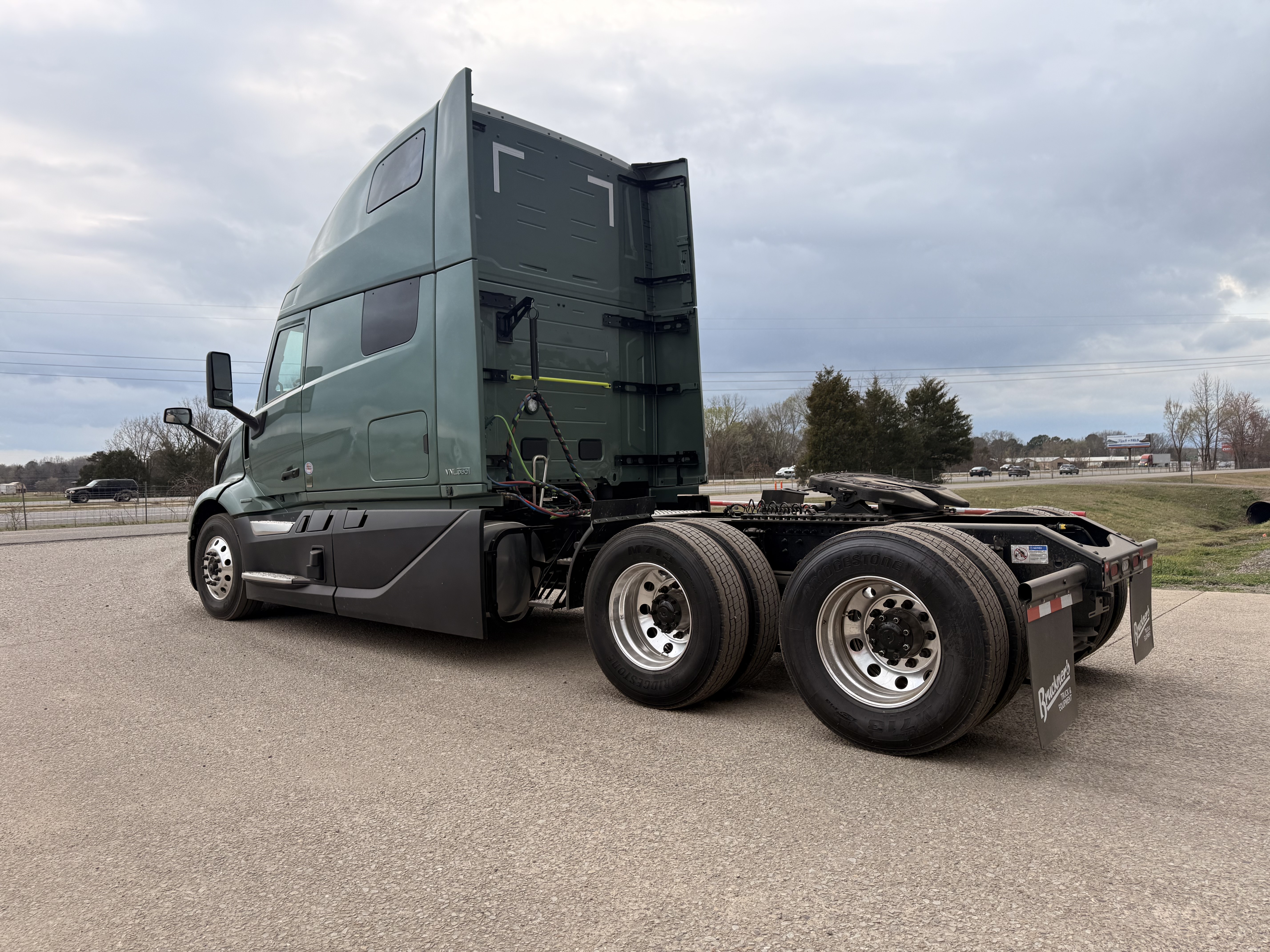 2027 Volvo - image 5