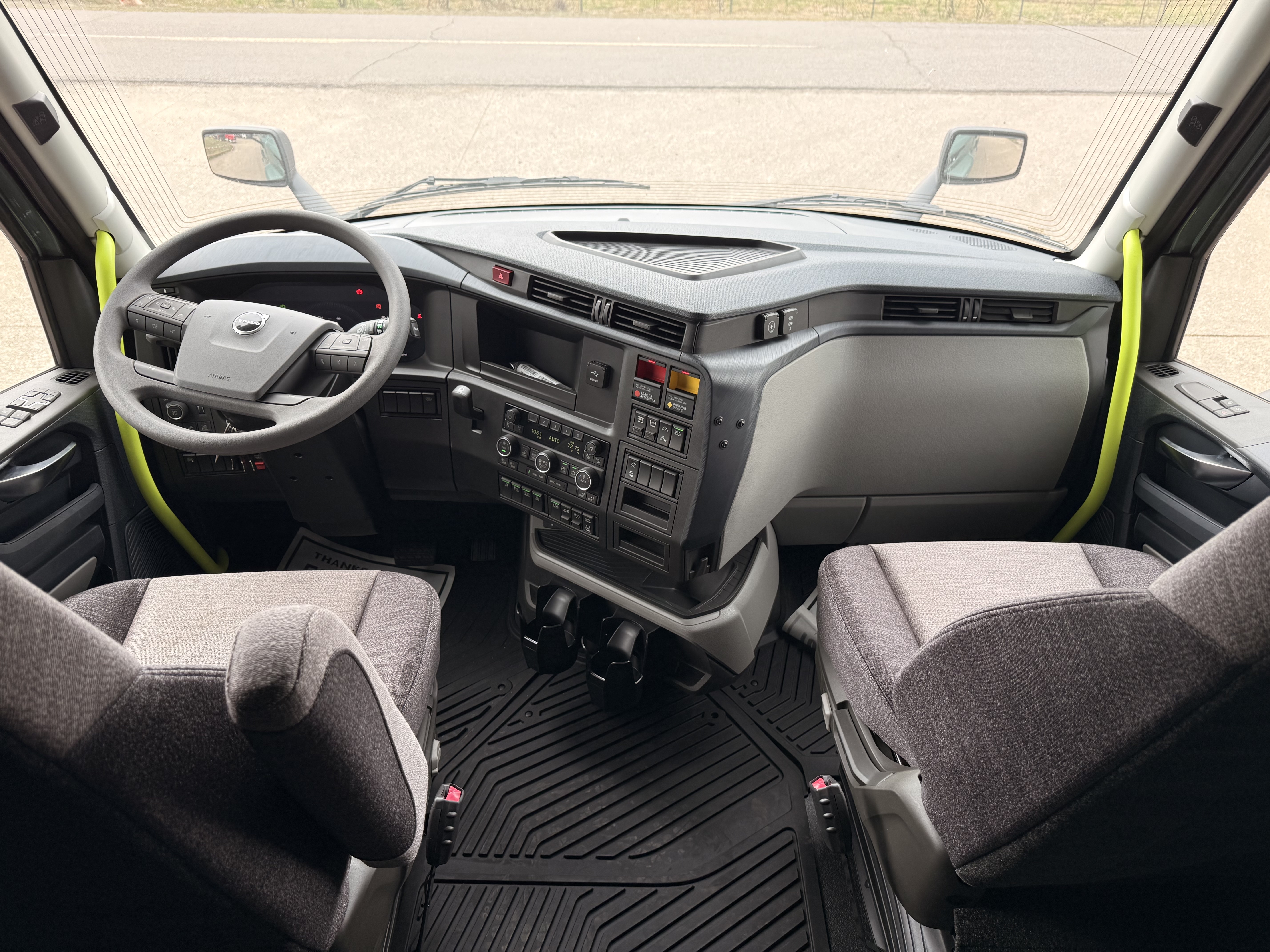 2027 Volvo - image 14