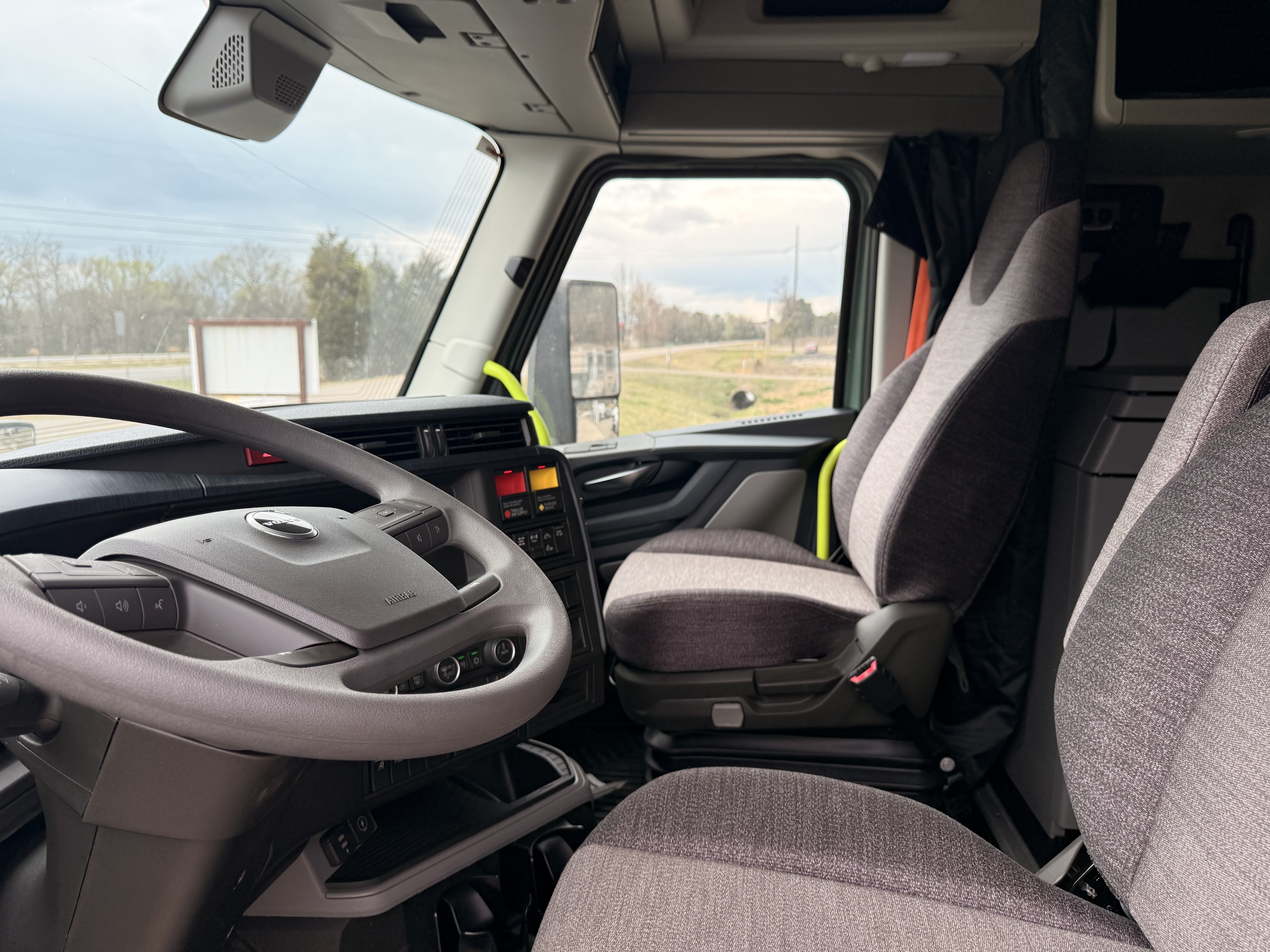 2027 Volvo - image 11