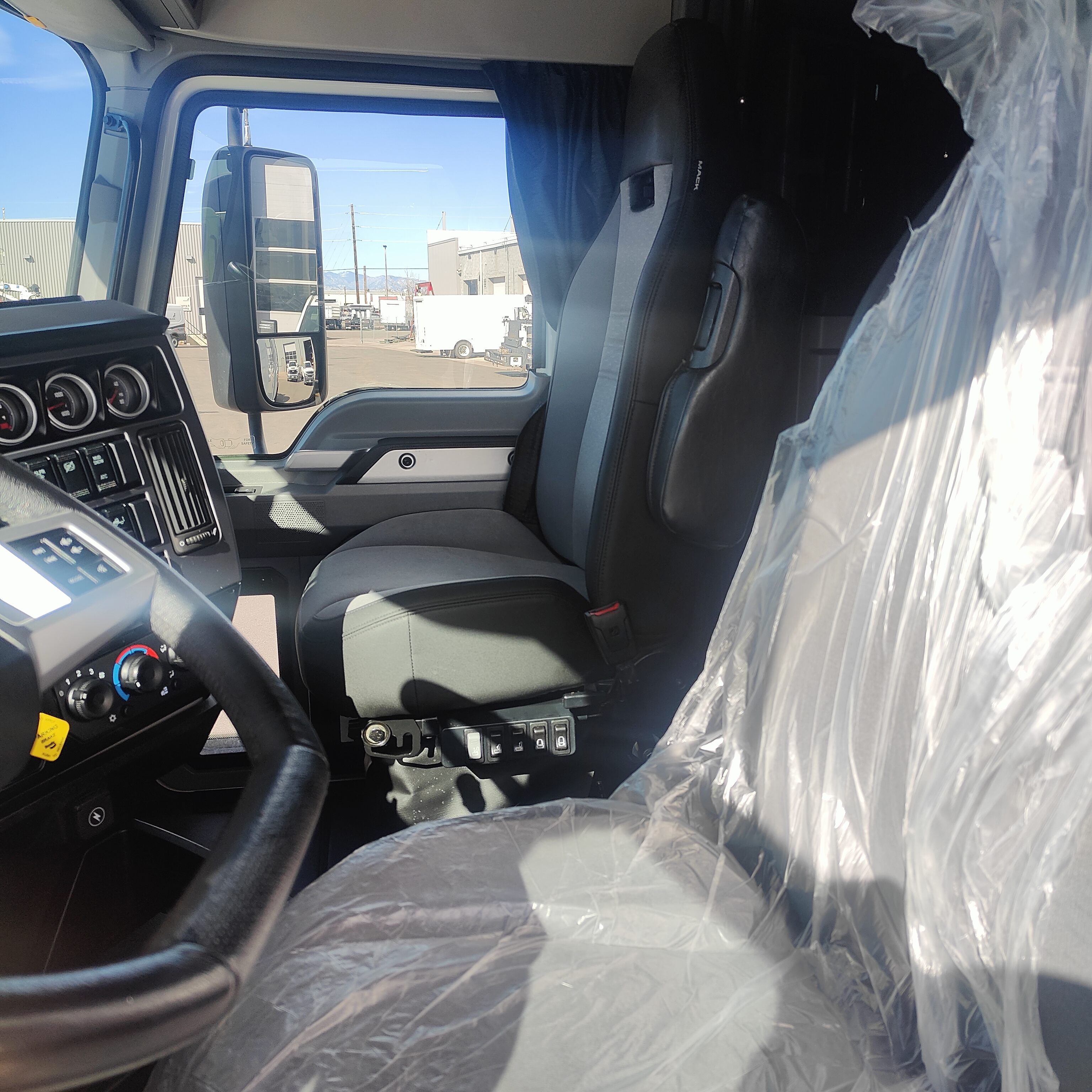 2023 Mack Anthem - image 9