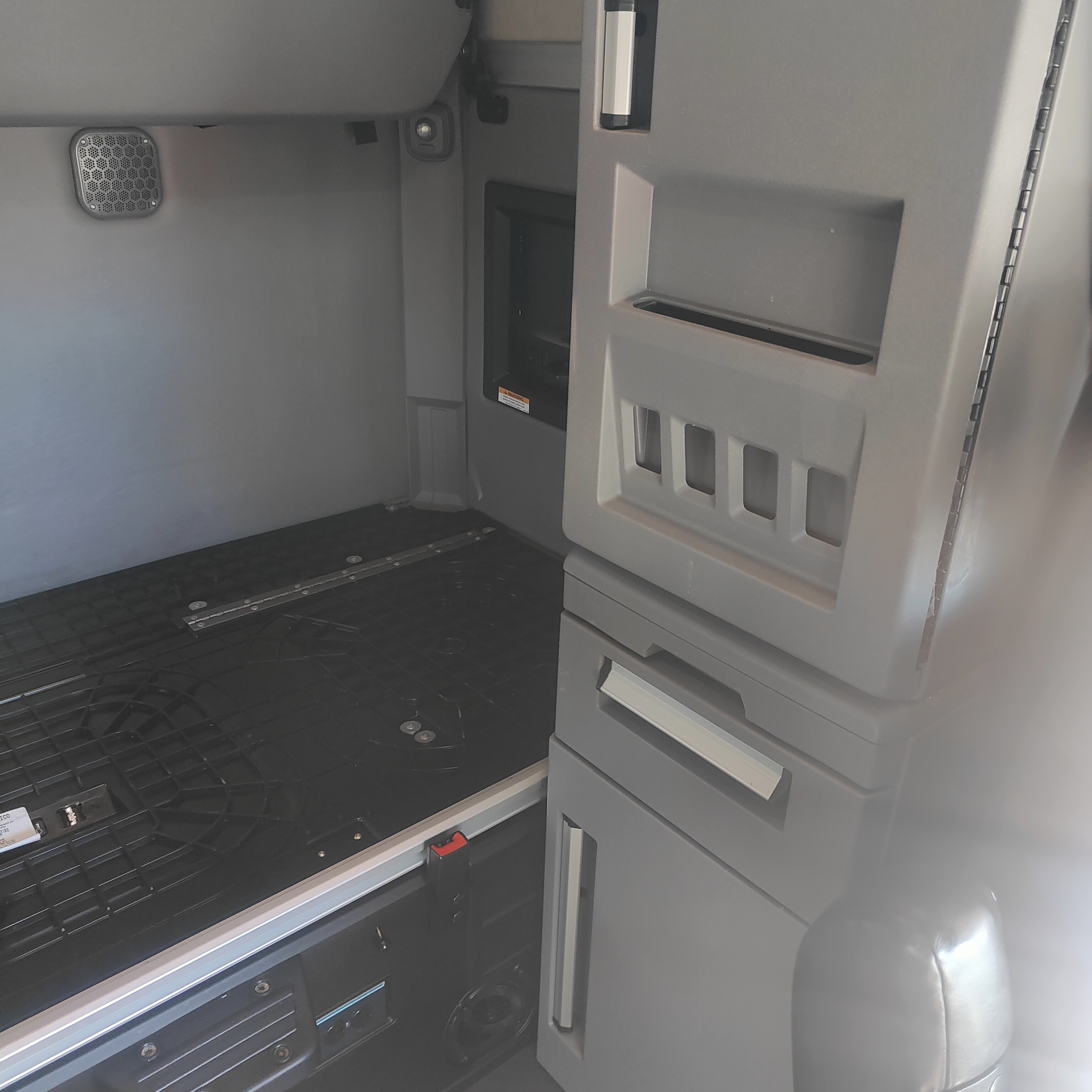 2023 Mack Anthem - image 13