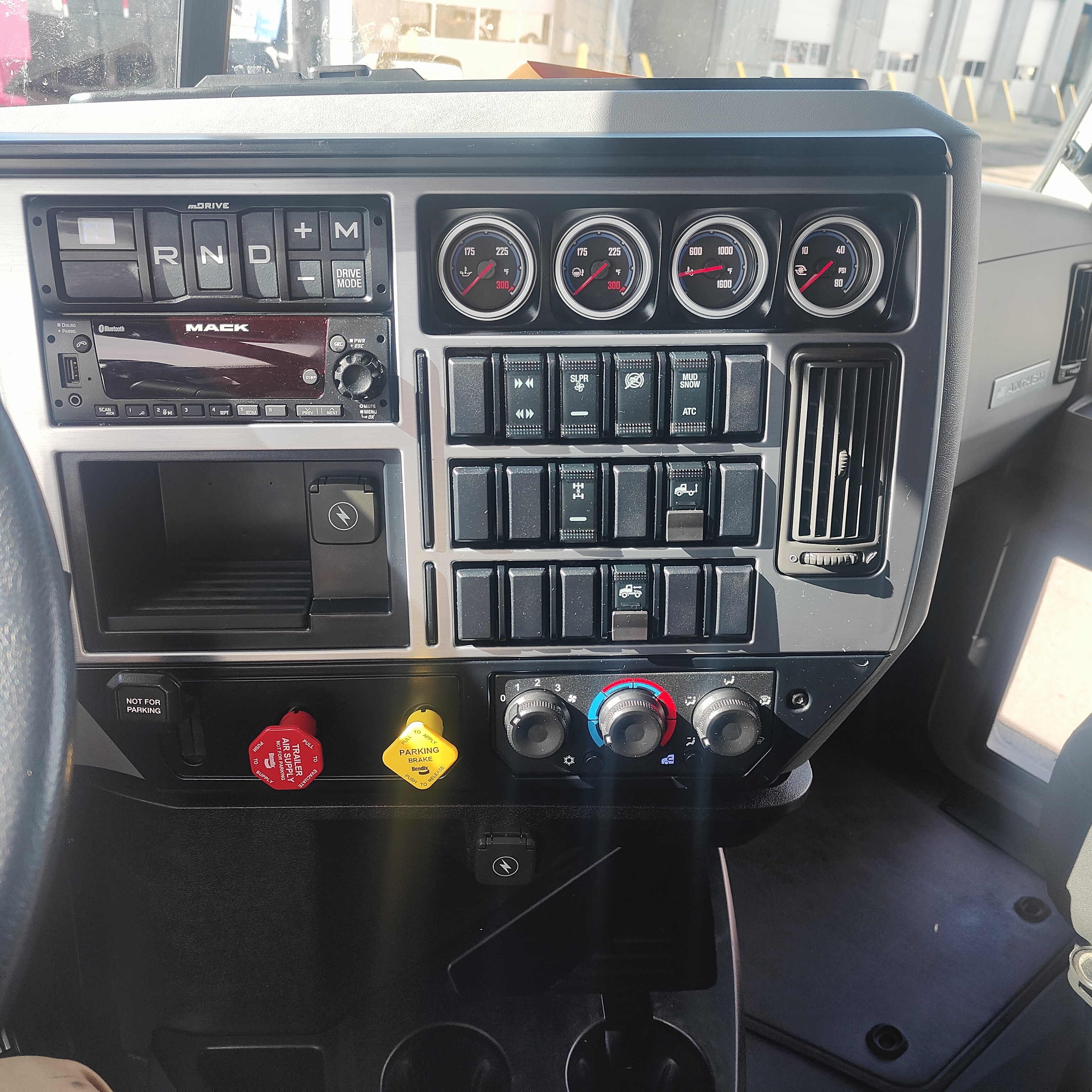 2023 Mack Anthem - image 11