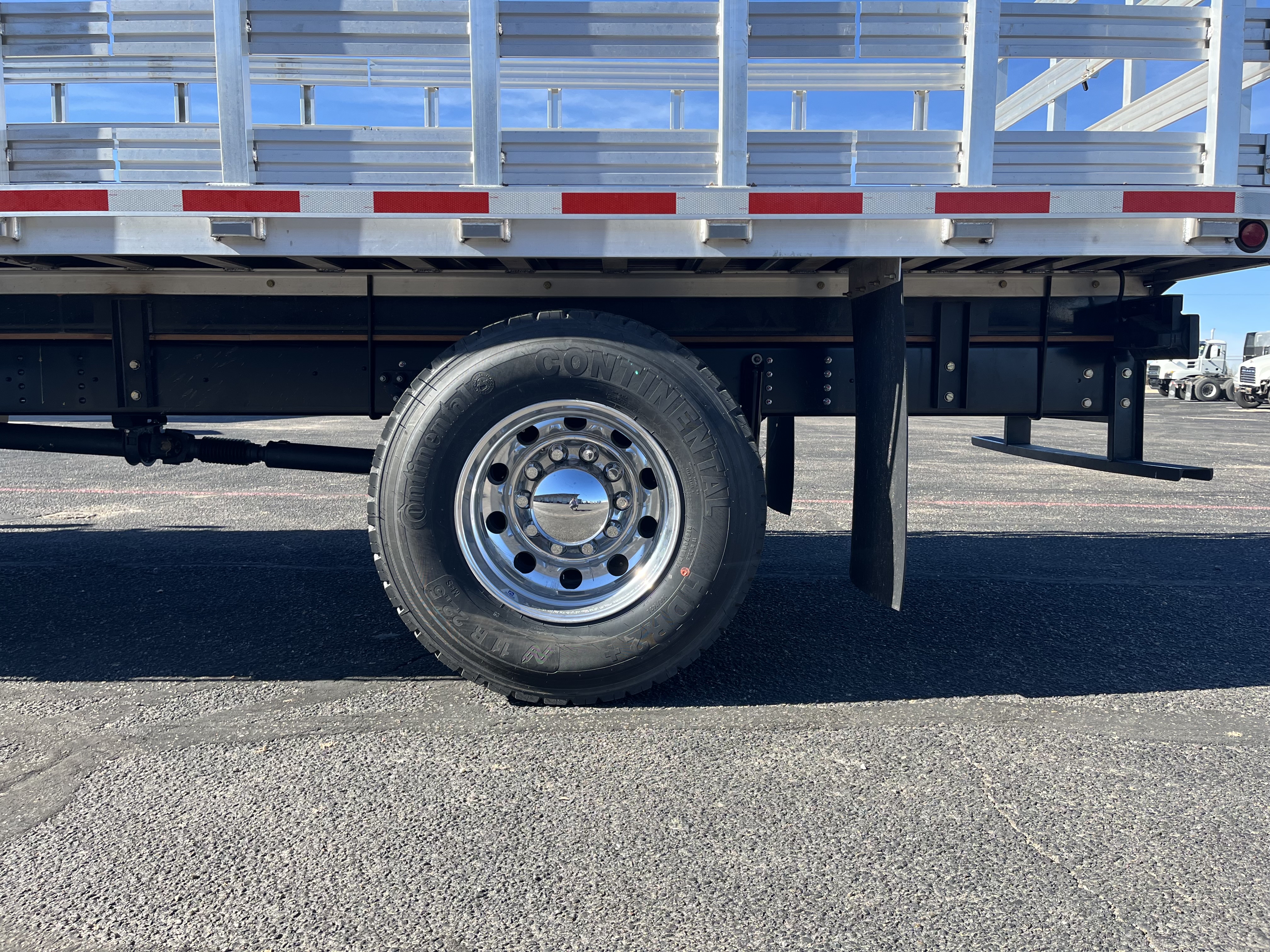 2025 Isuzu FTR - image 6