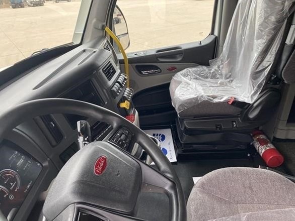 2022 Peterbilt 579 - image 2