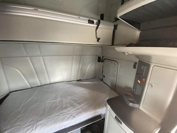 2022 Peterbilt 579 - image 3