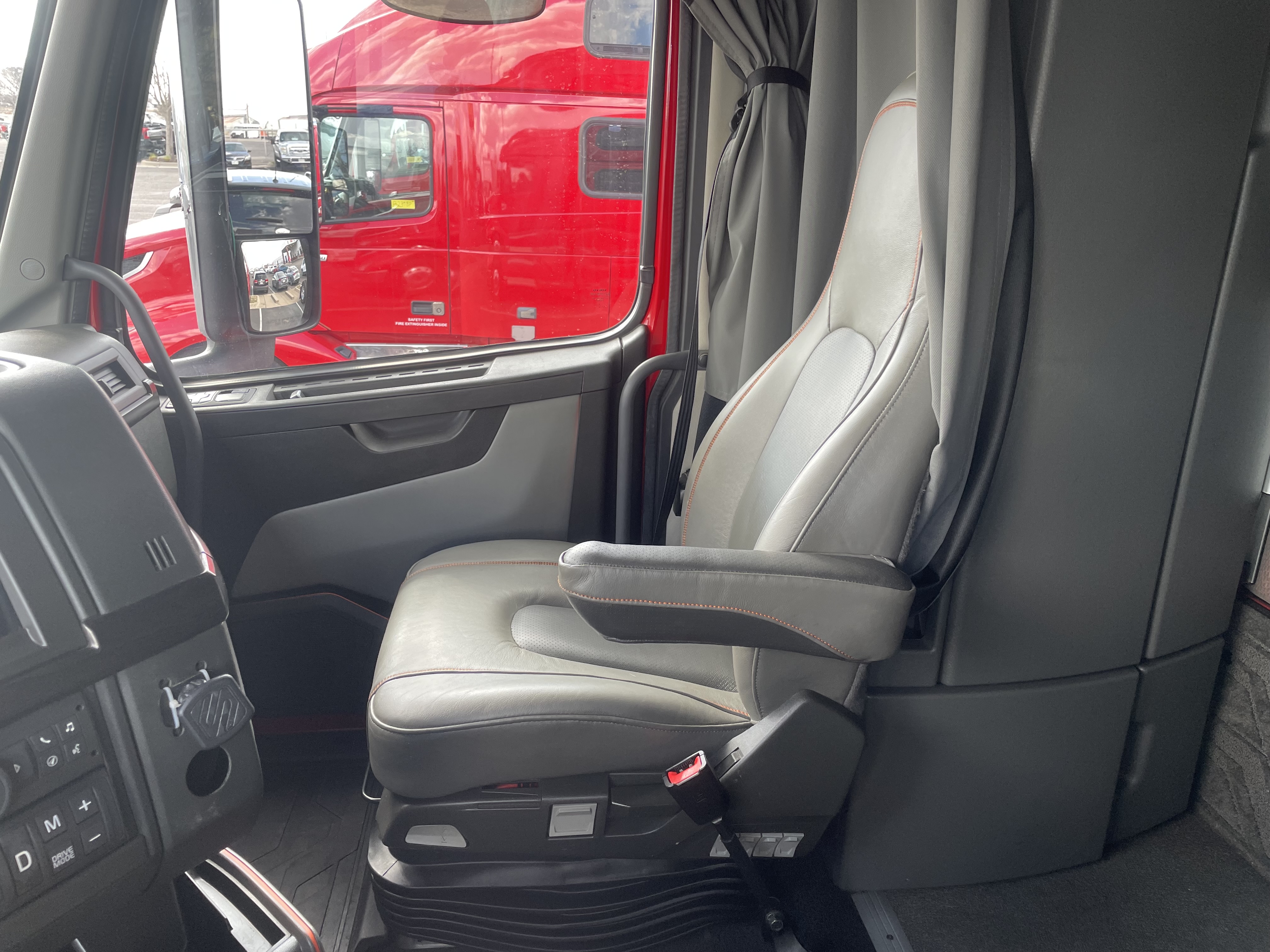 2024 Volvo - image 12