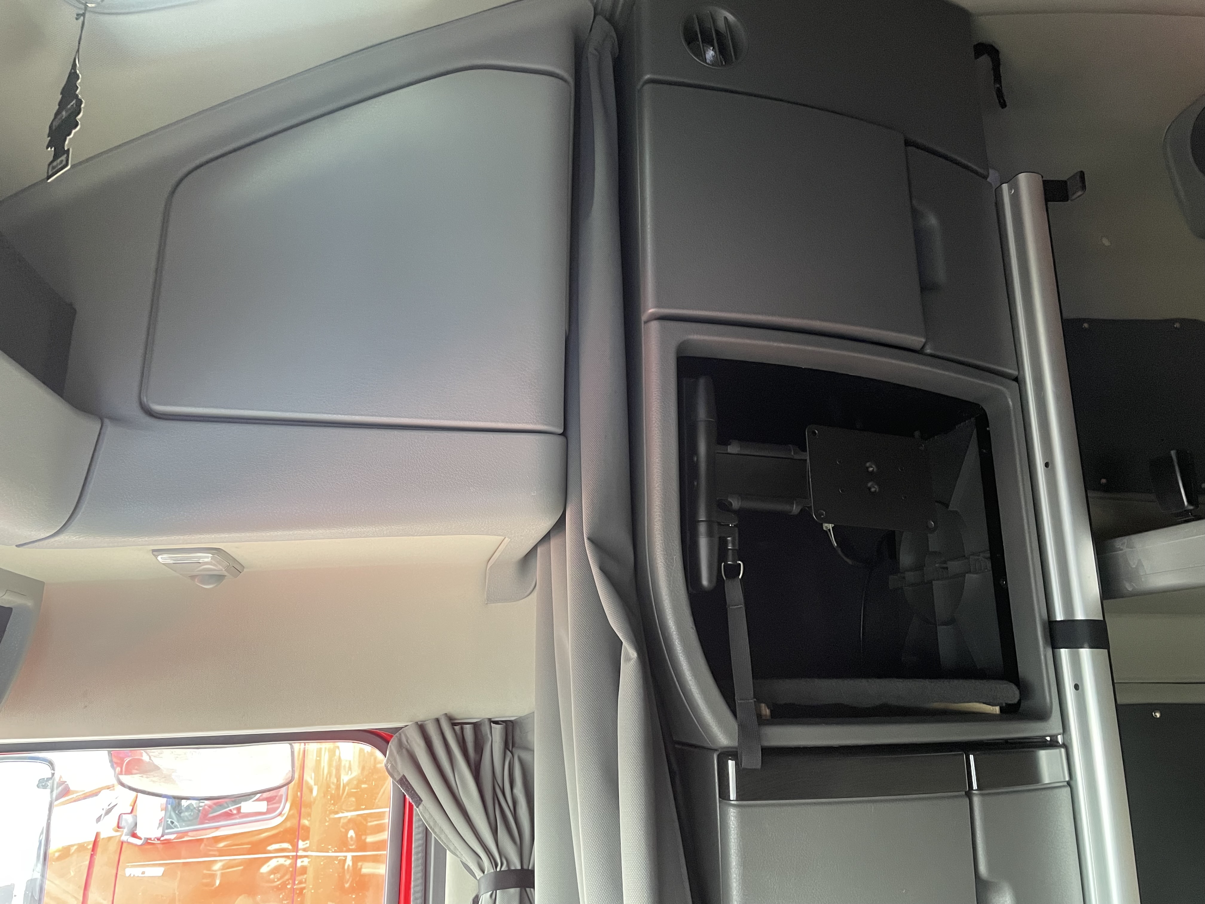 2024 Volvo - image 13