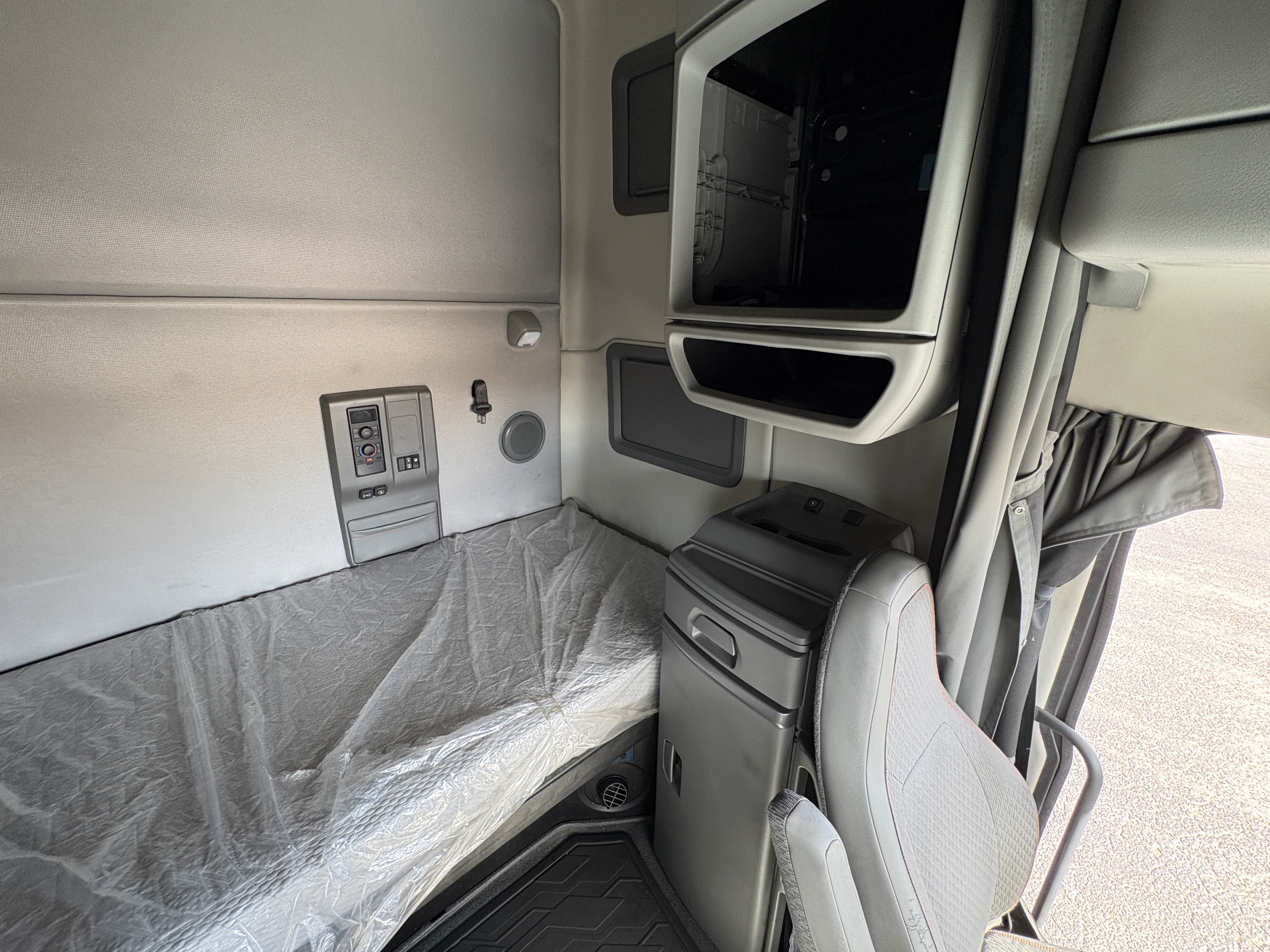 2022 Volvo - image 19