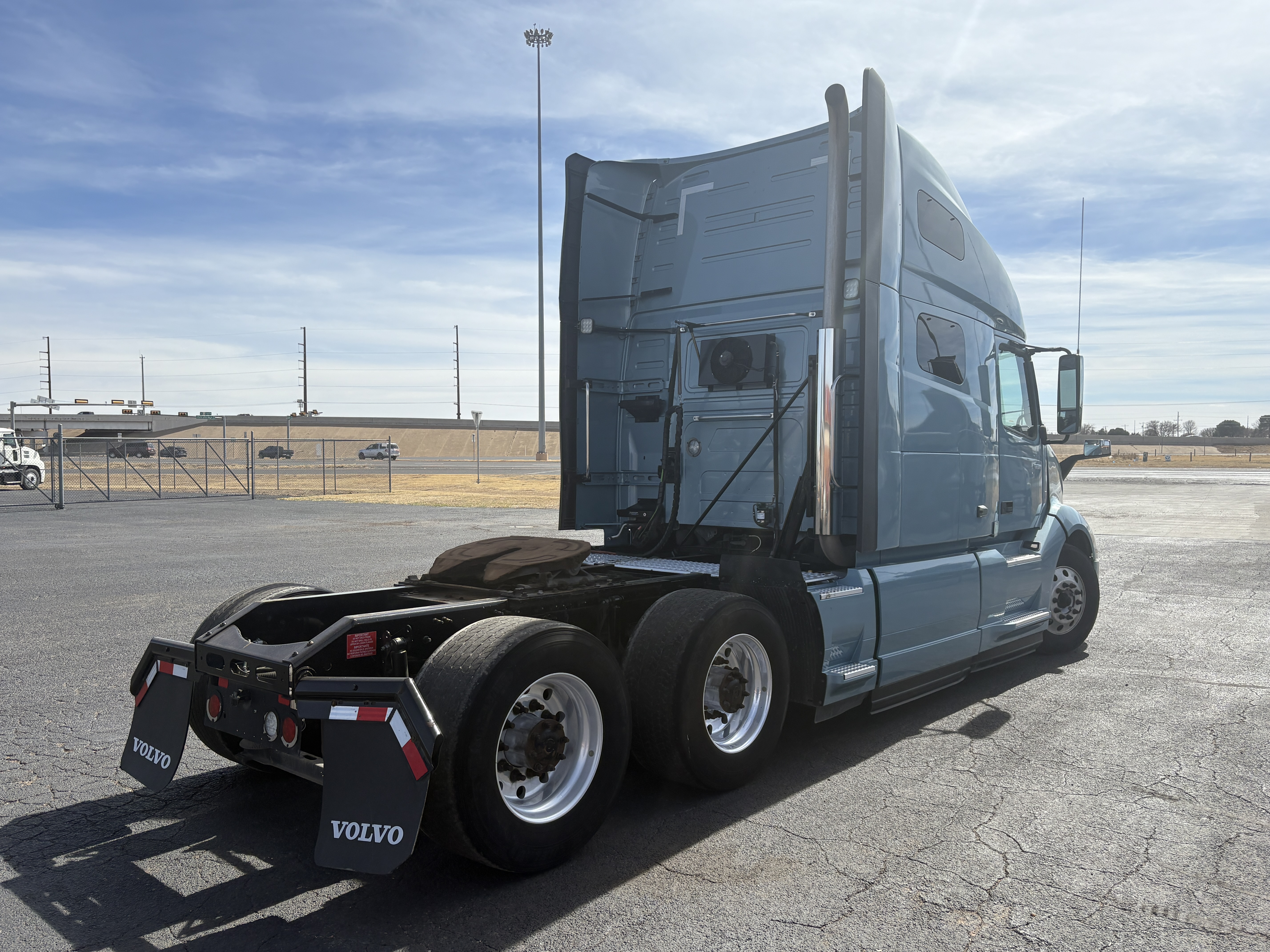 2022 Volvo - image 5