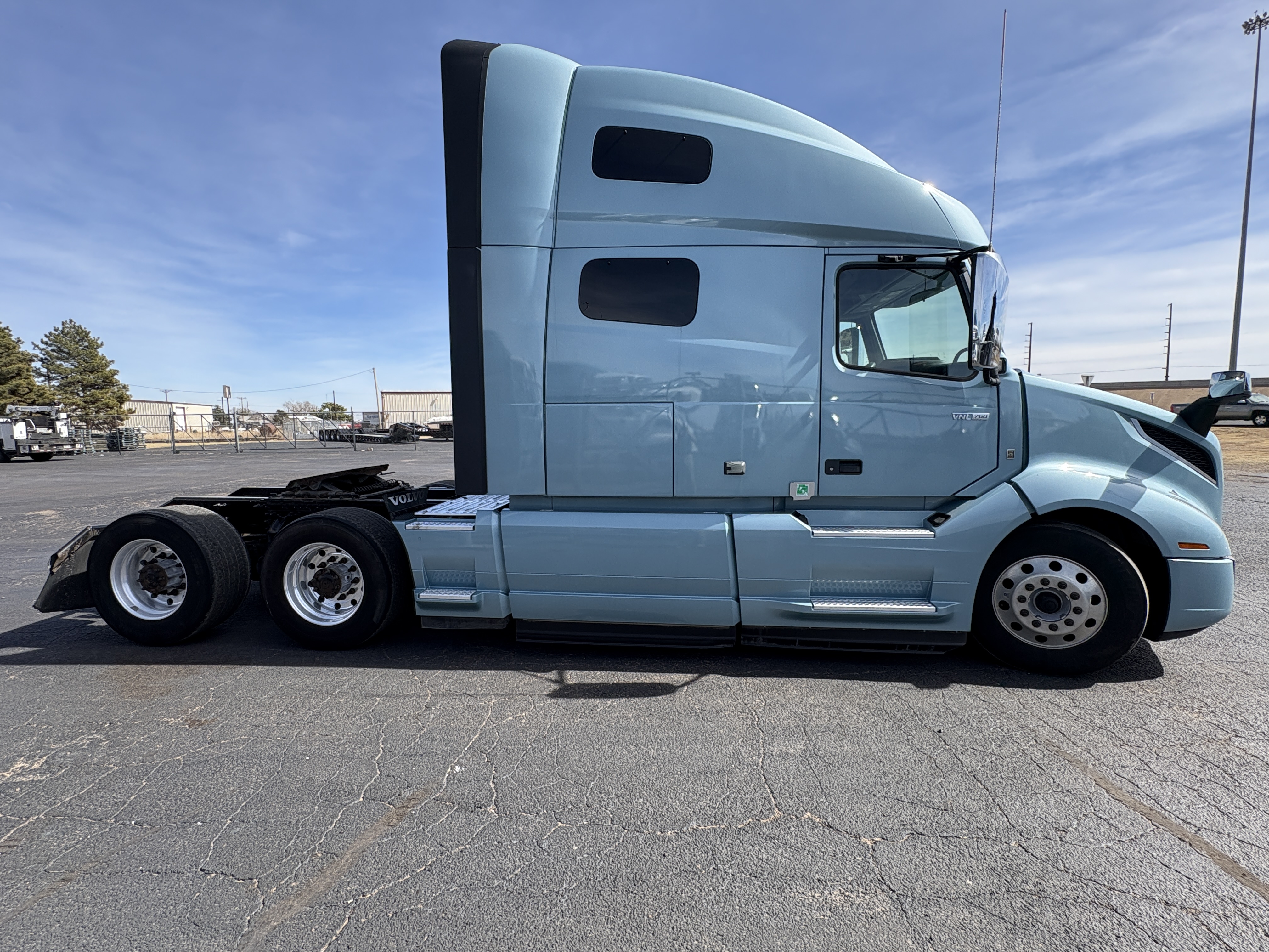 2022 Volvo - image 4