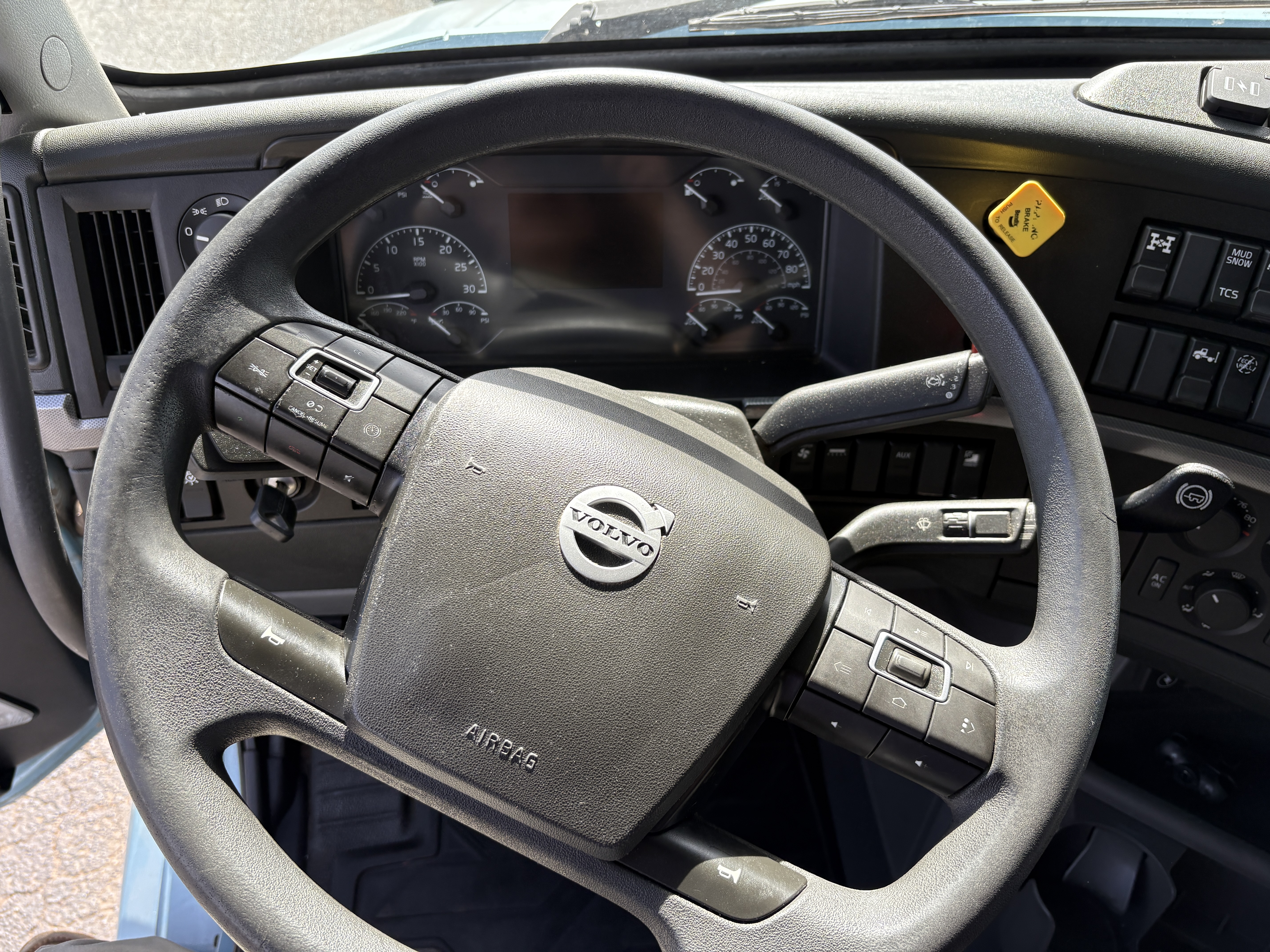 2022 Volvo - image 13