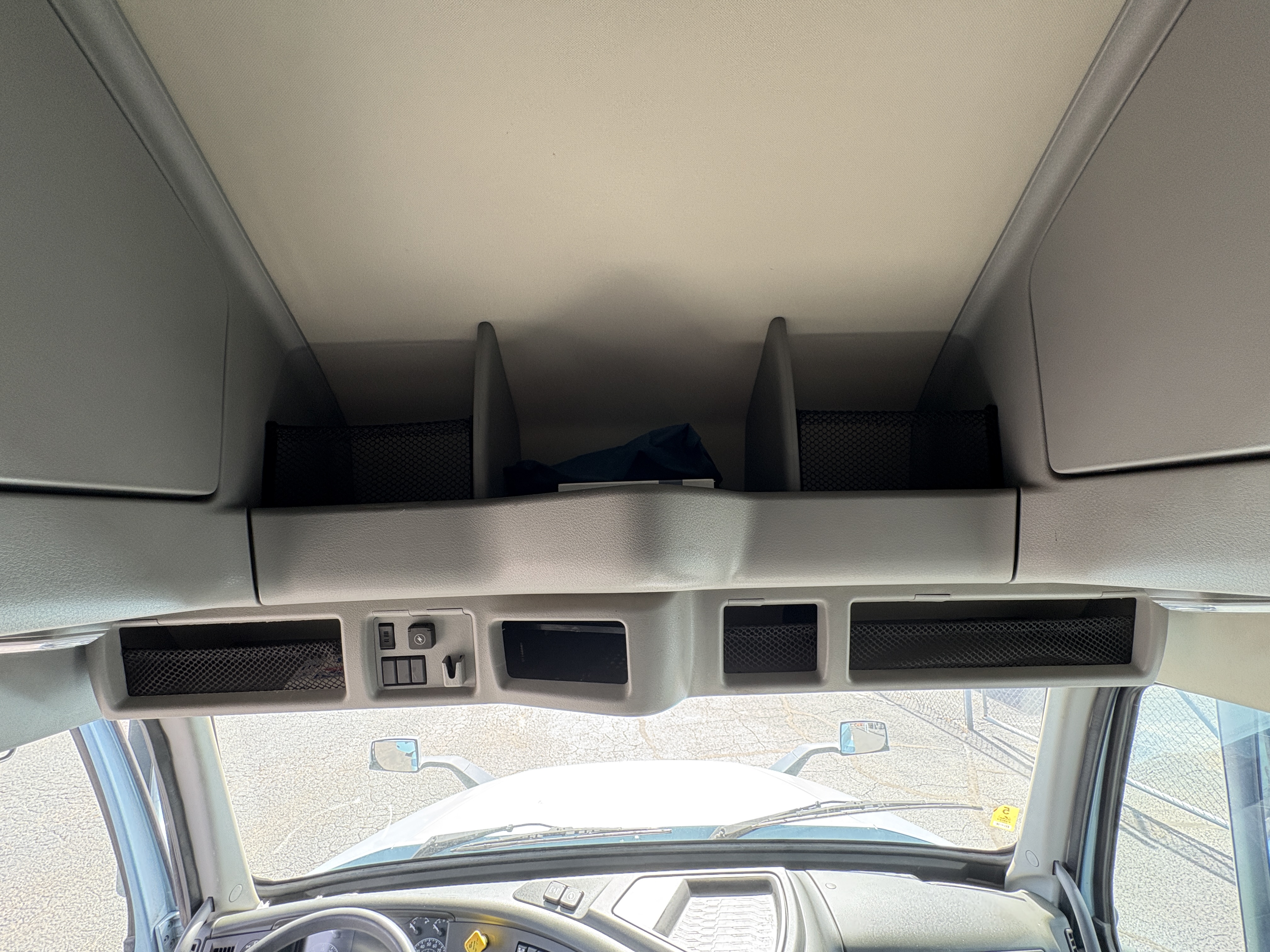 2022 Volvo - image 16