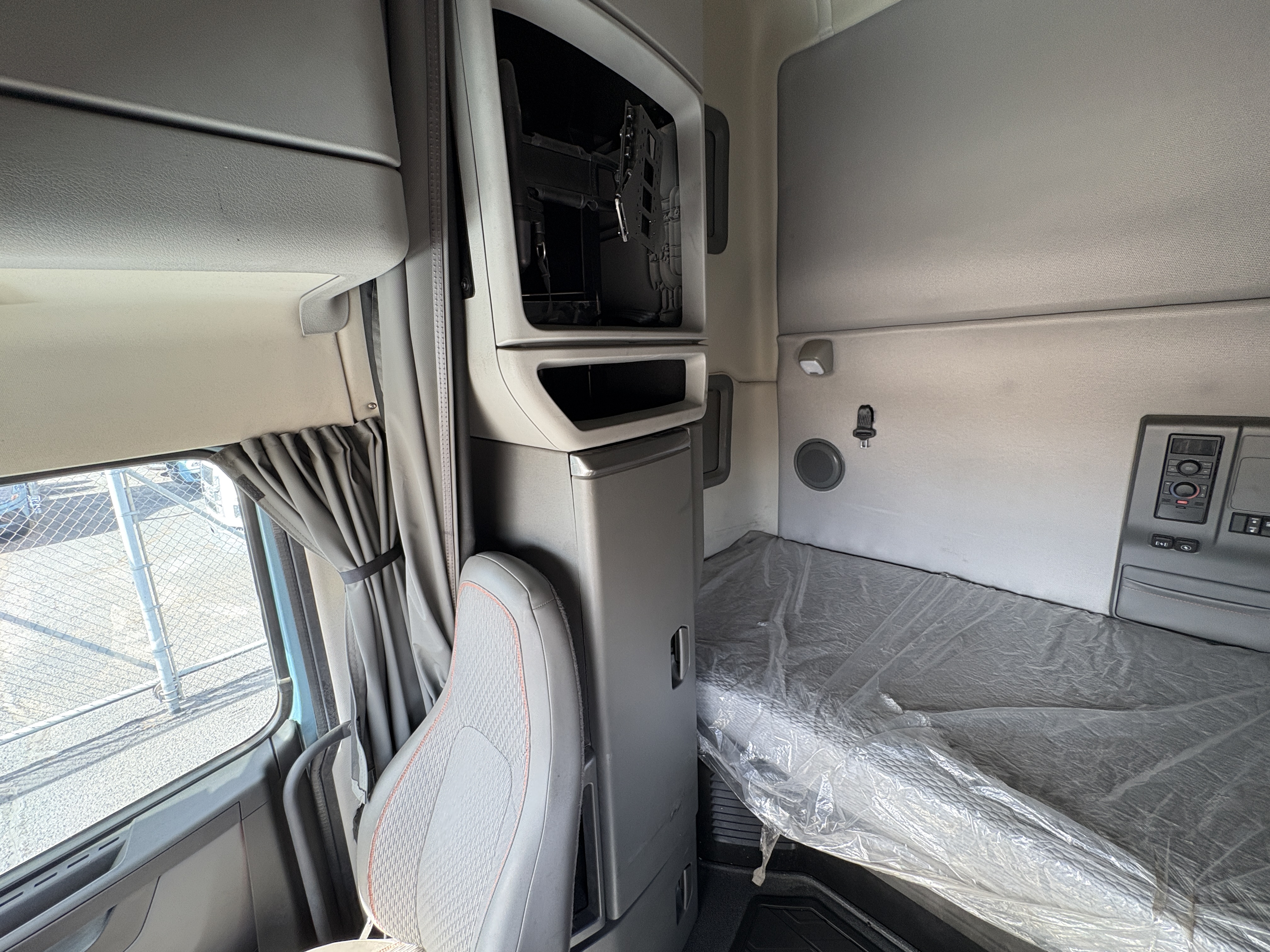 2022 Volvo - image 18