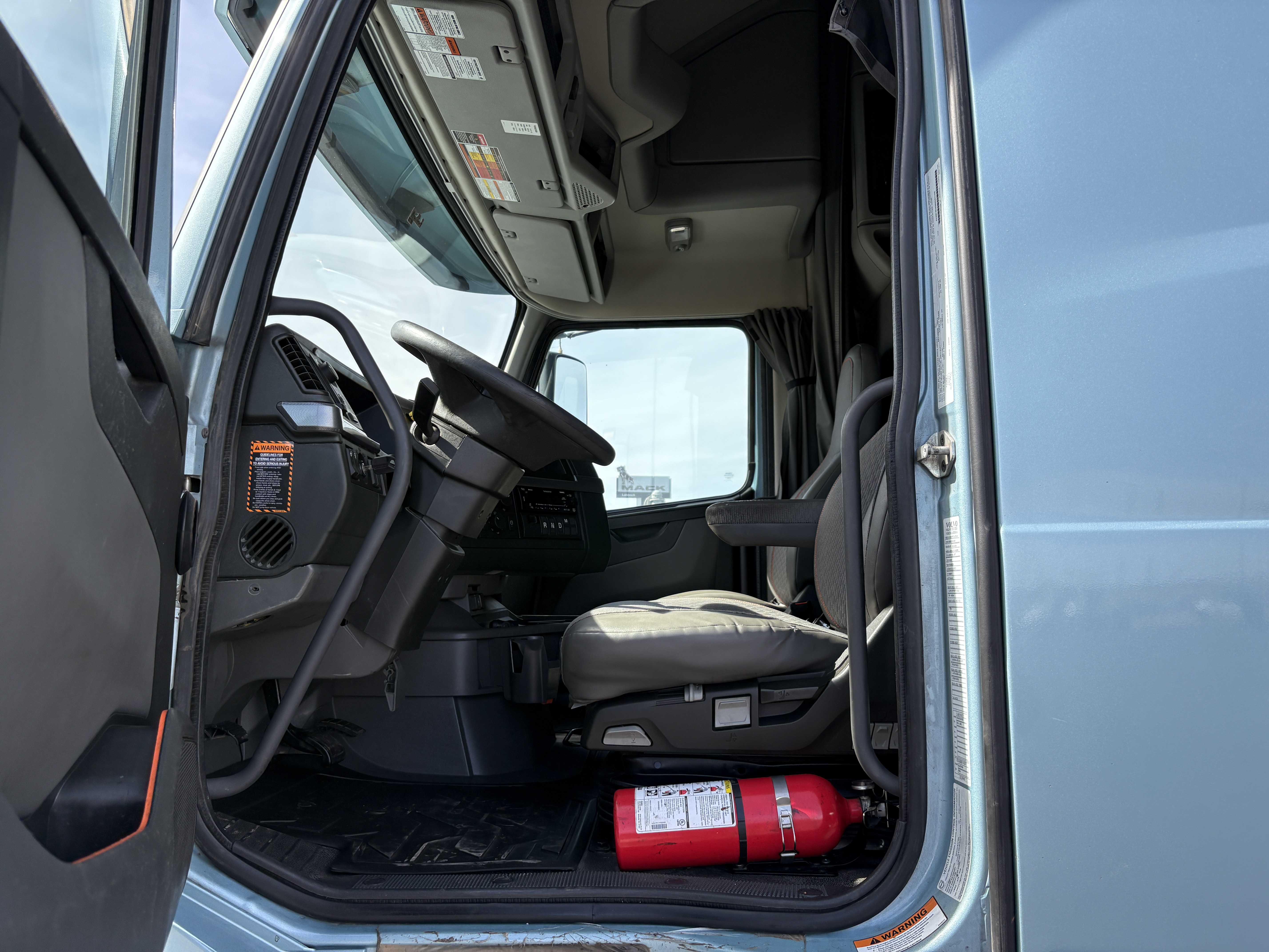 2022 Volvo - image 12