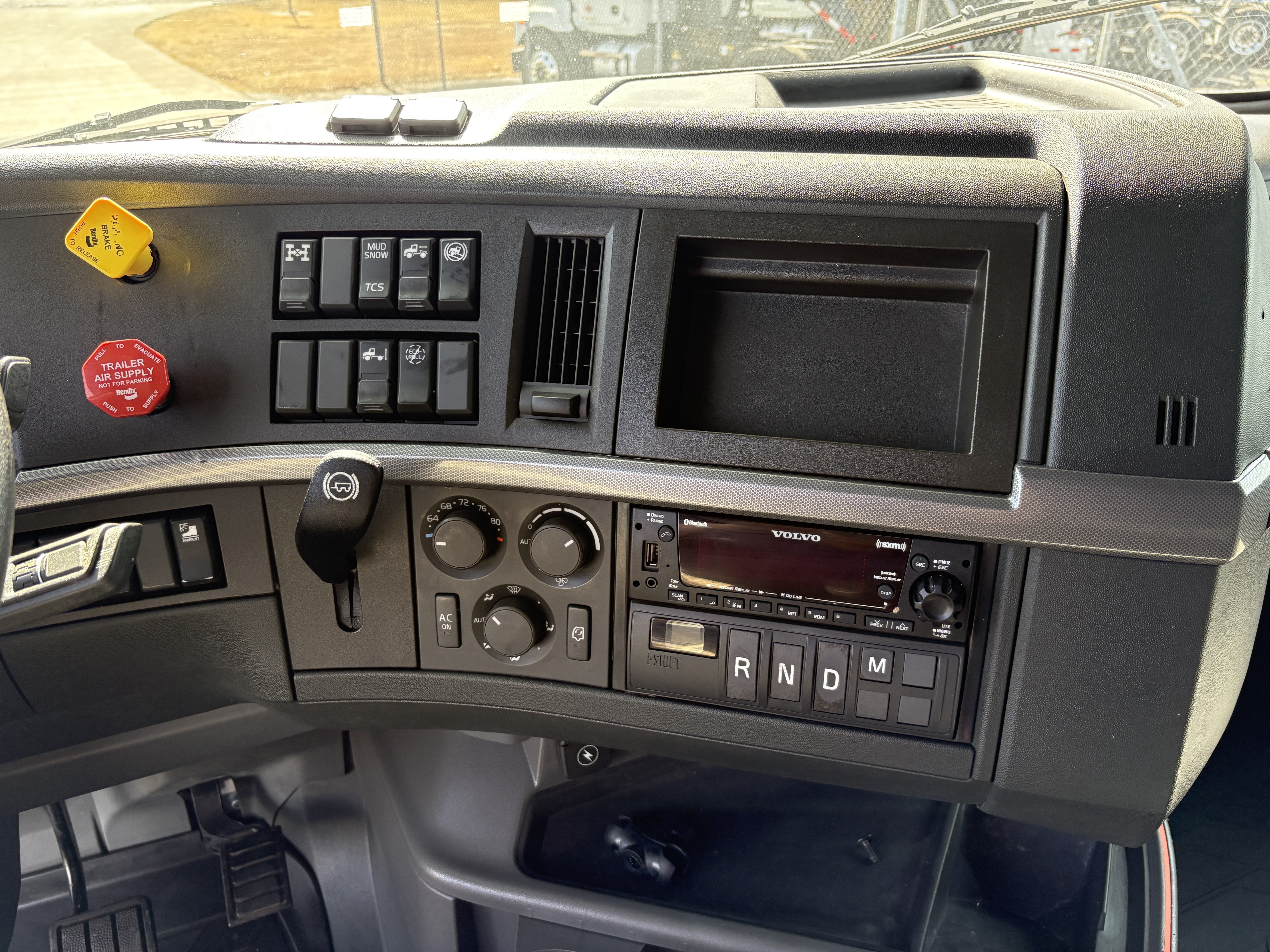 2022 Volvo - image 14