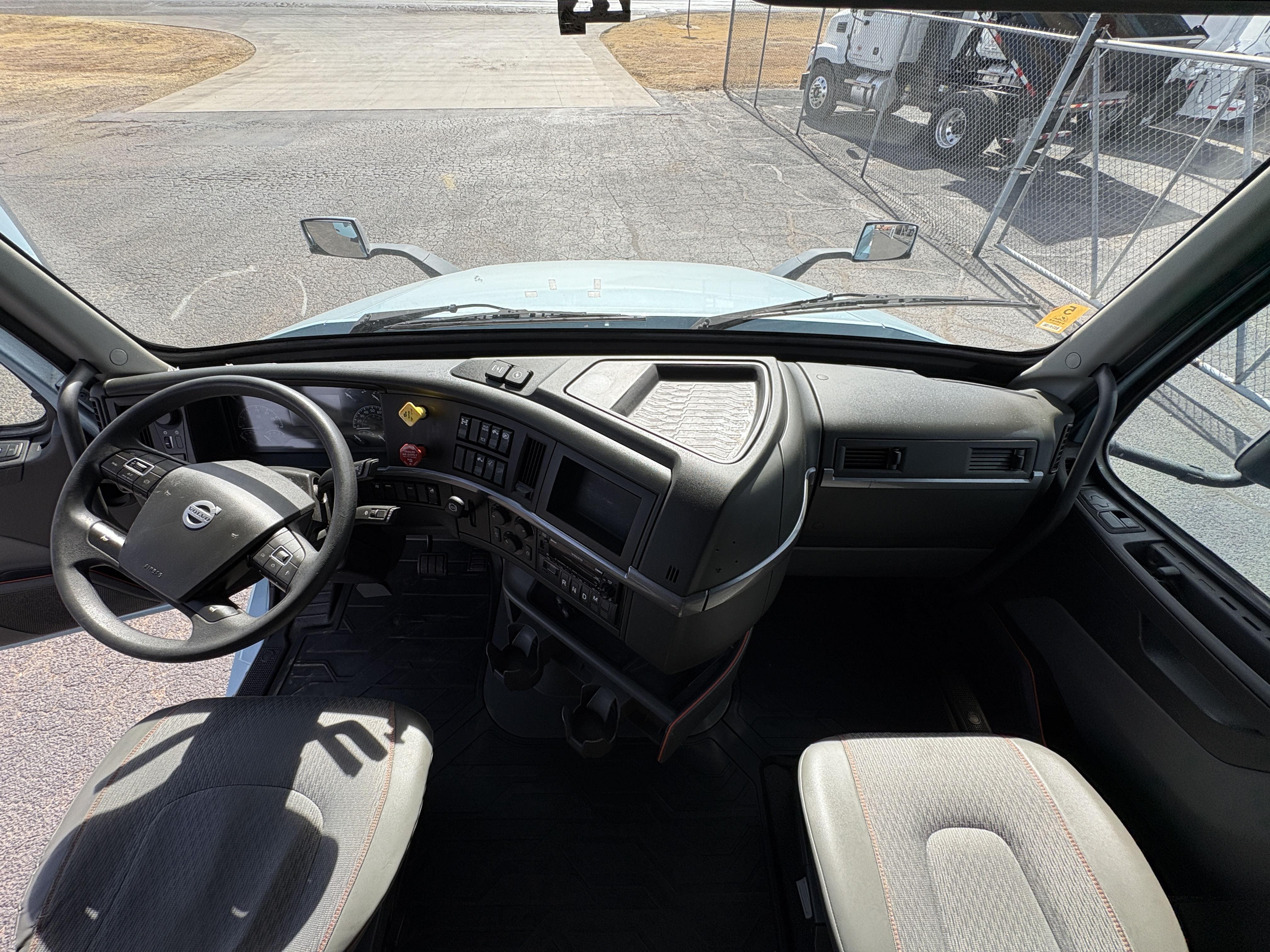 2022 Volvo - image 17