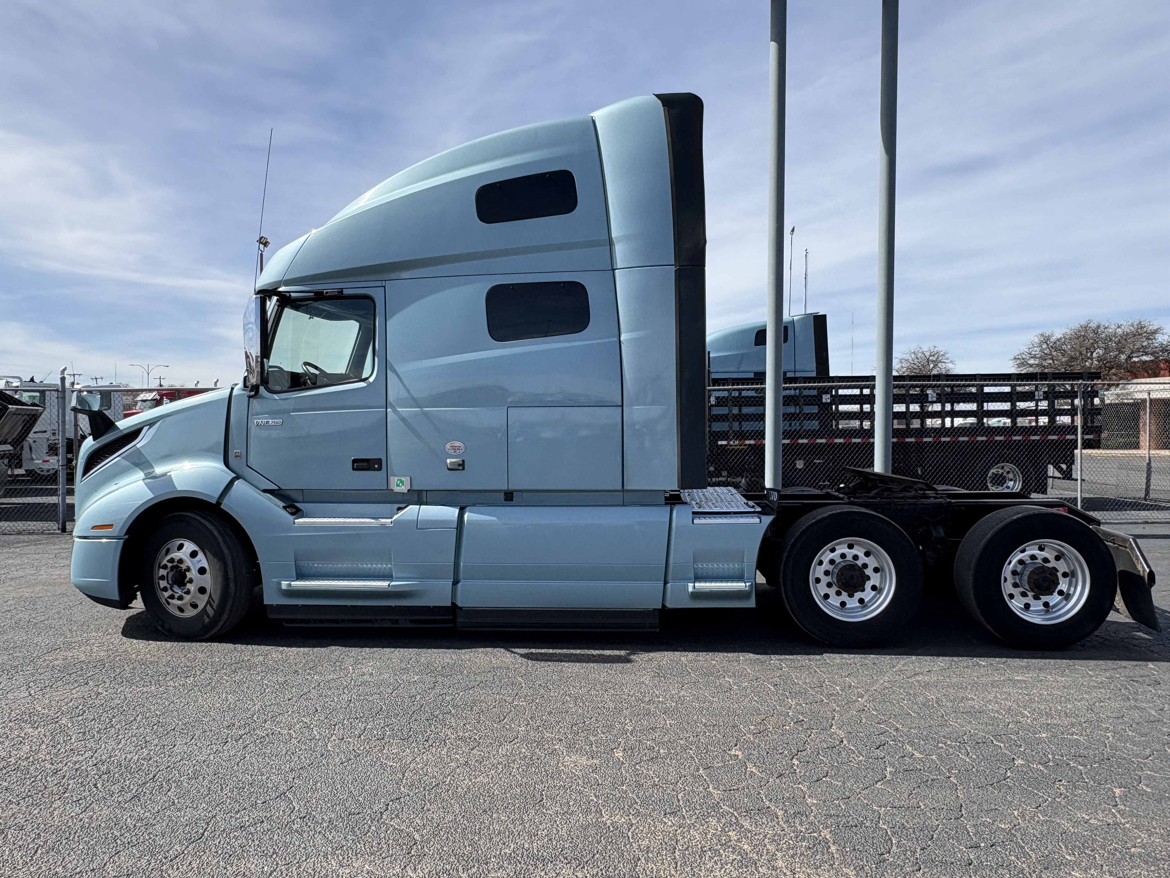 2022 Volvo - image 9