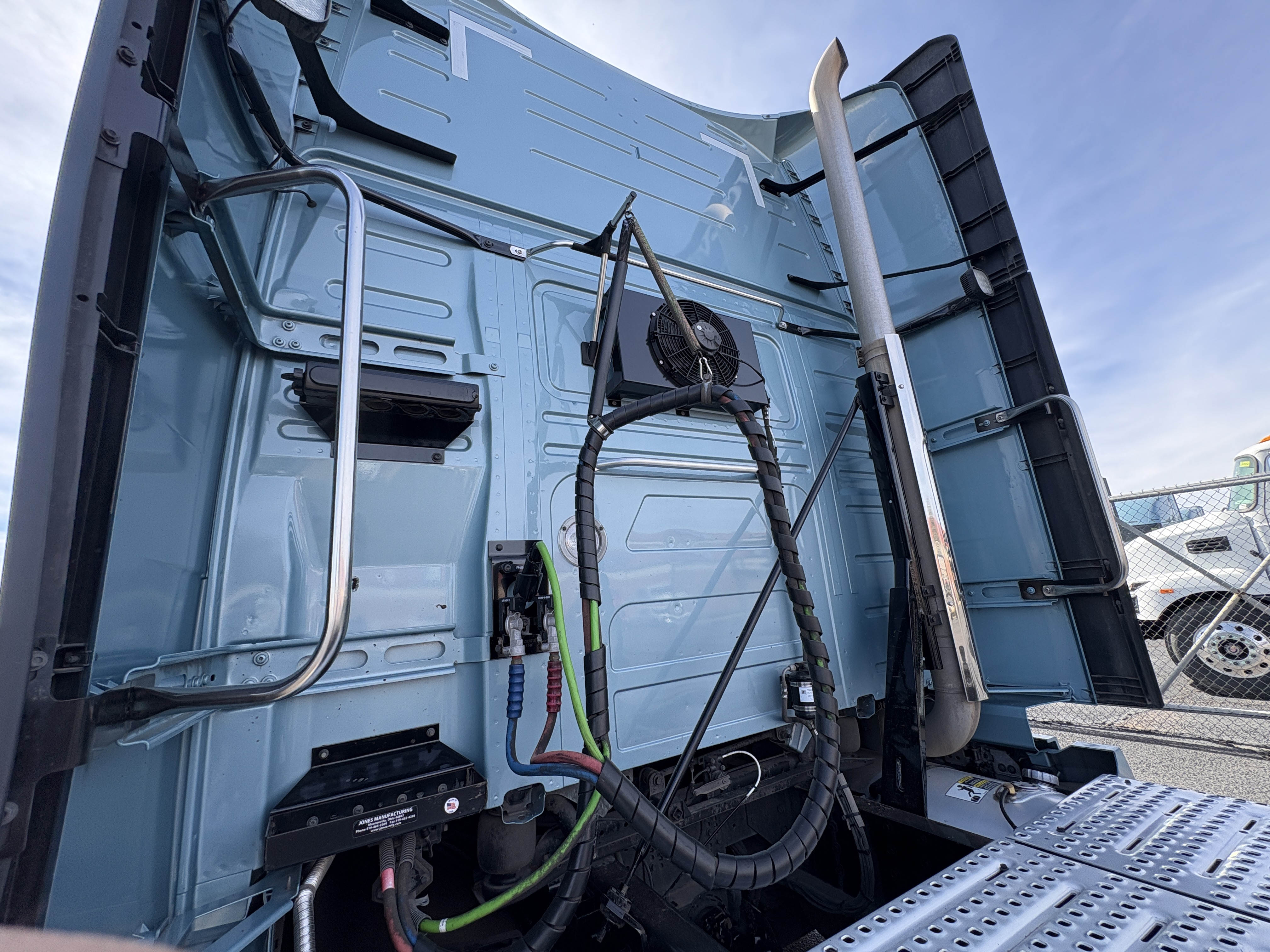 2022 Volvo - image 8