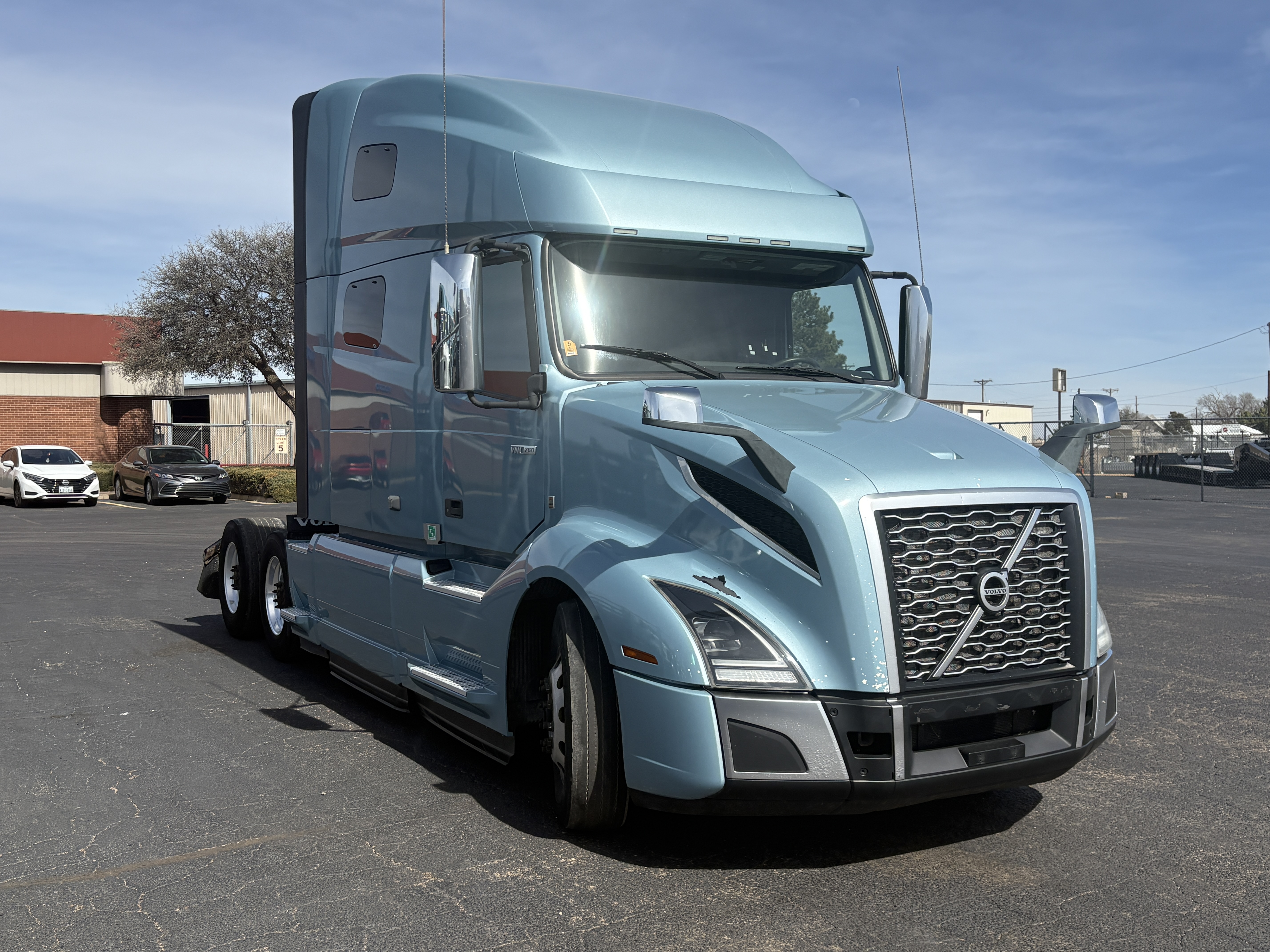 2022 Volvo - image 3