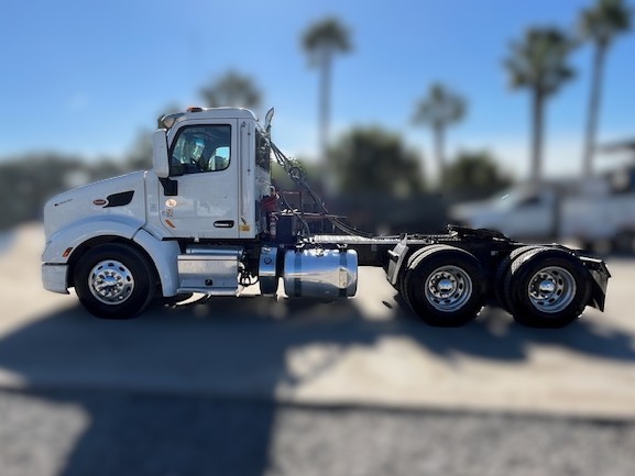 2019 Peterbilt 579 - image 1