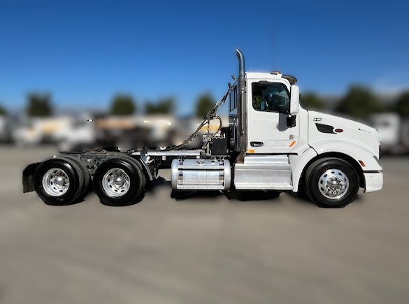 2019 Peterbilt 579 - image 2