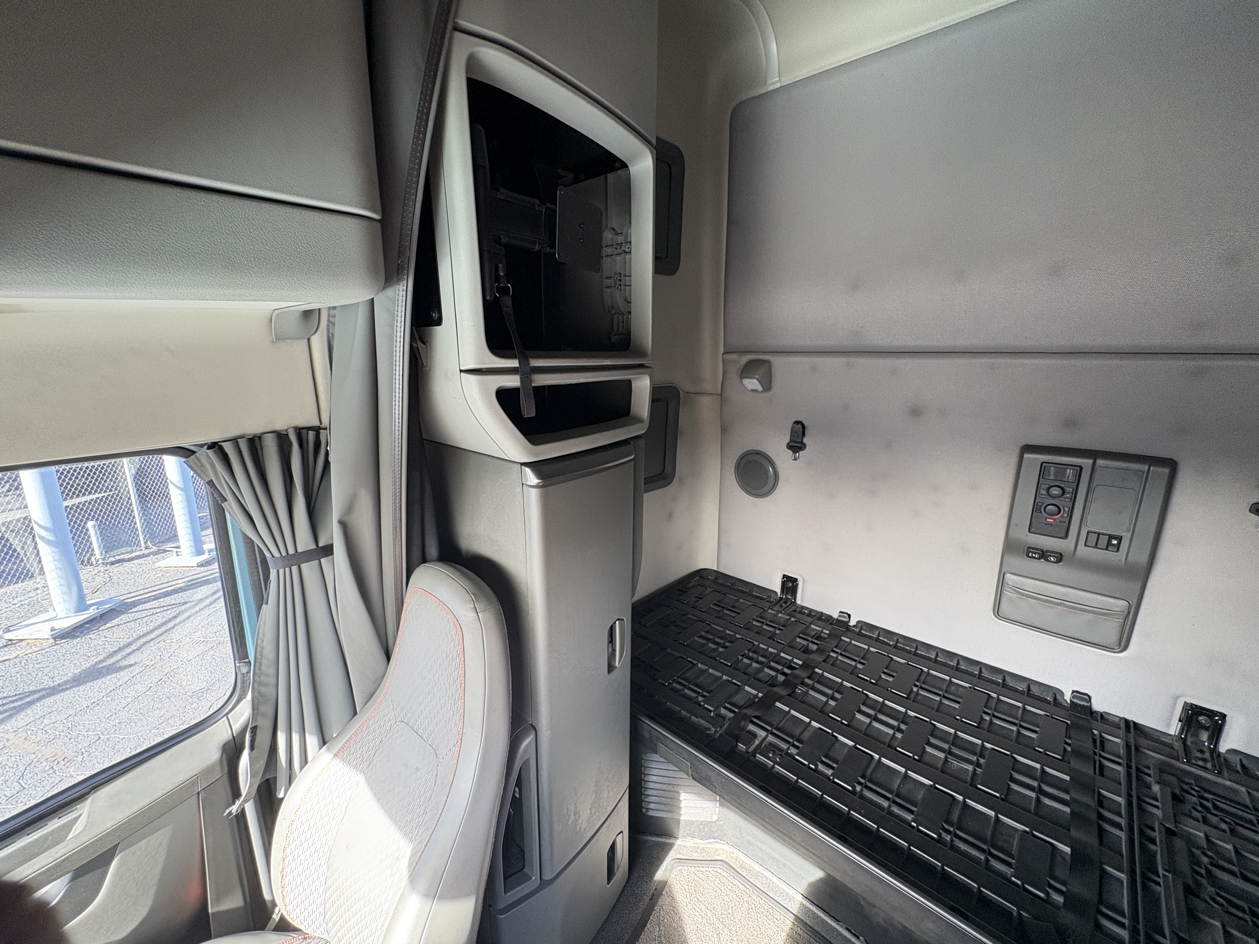 2022 Volvo - image 18