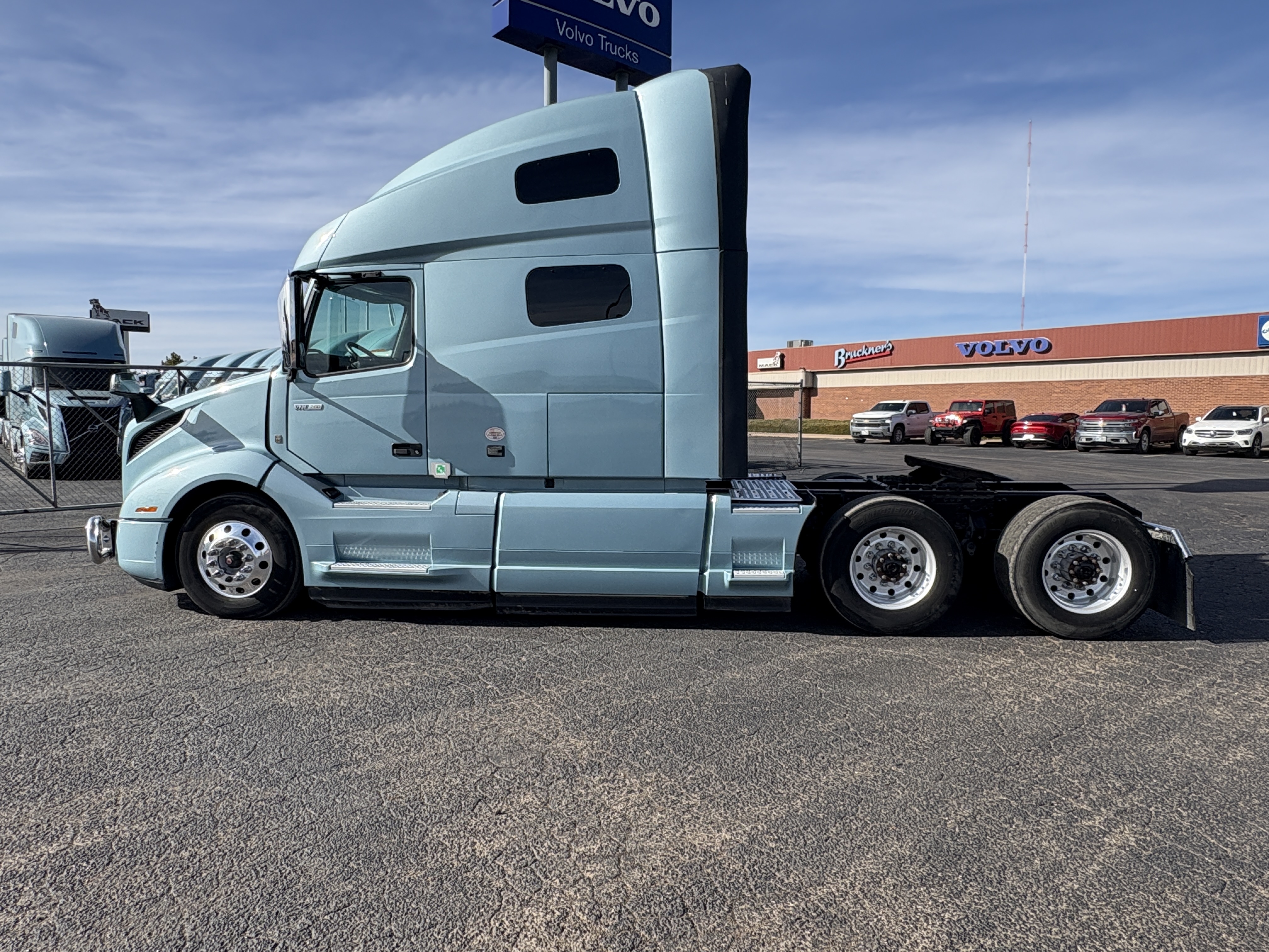 2022 Volvo - image 11