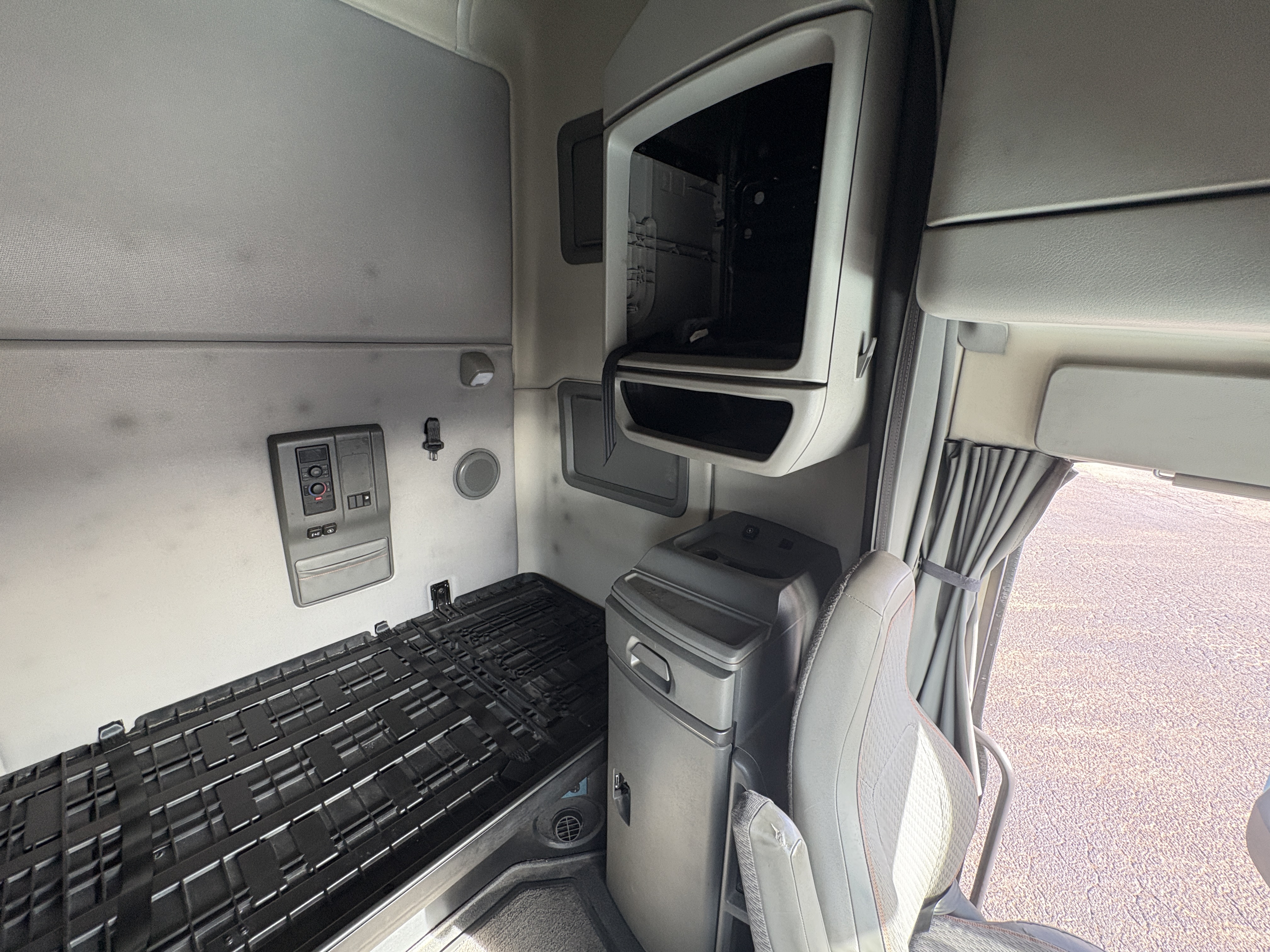 2022 Volvo - image 19