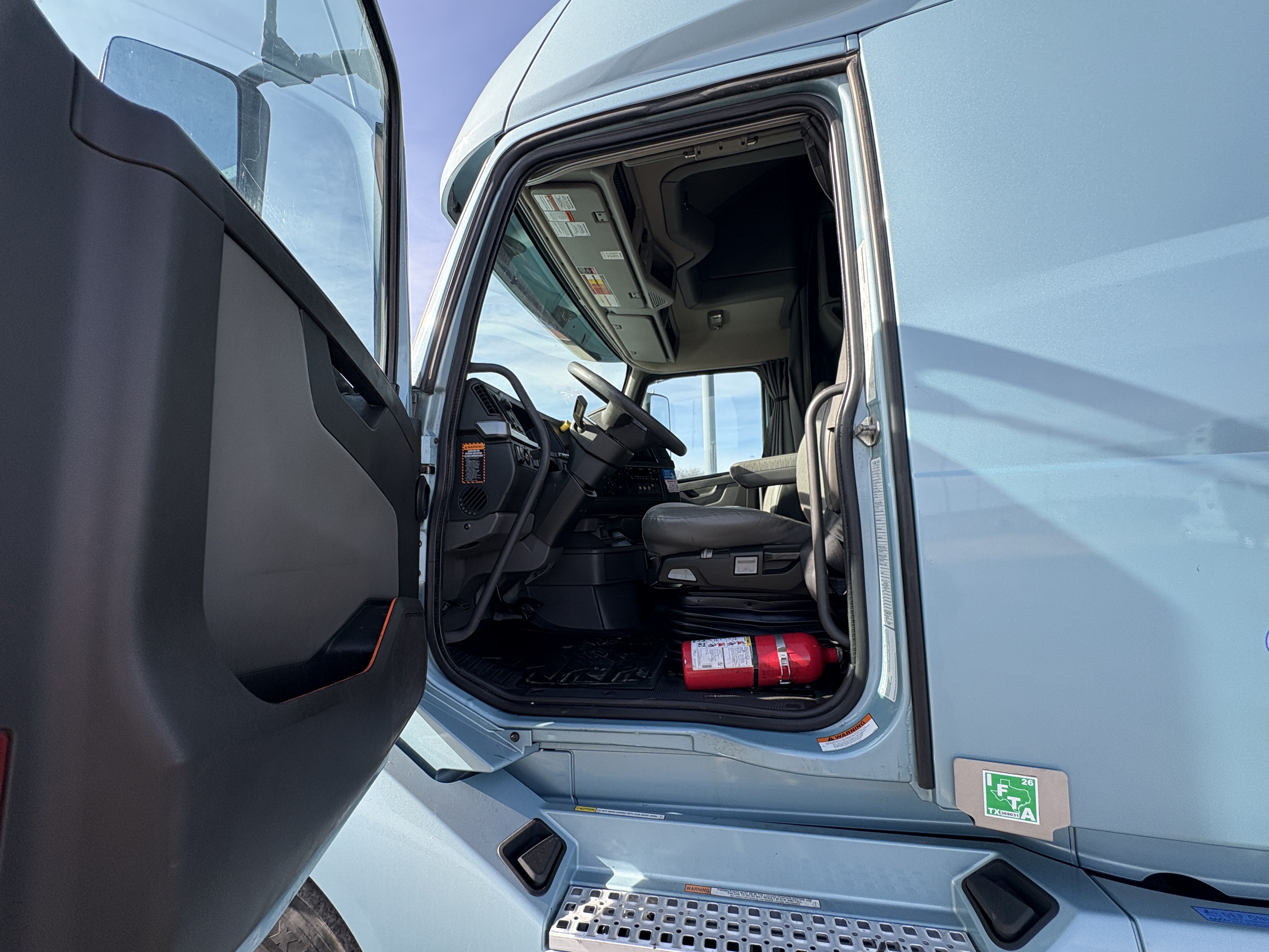 2022 Volvo - image 14