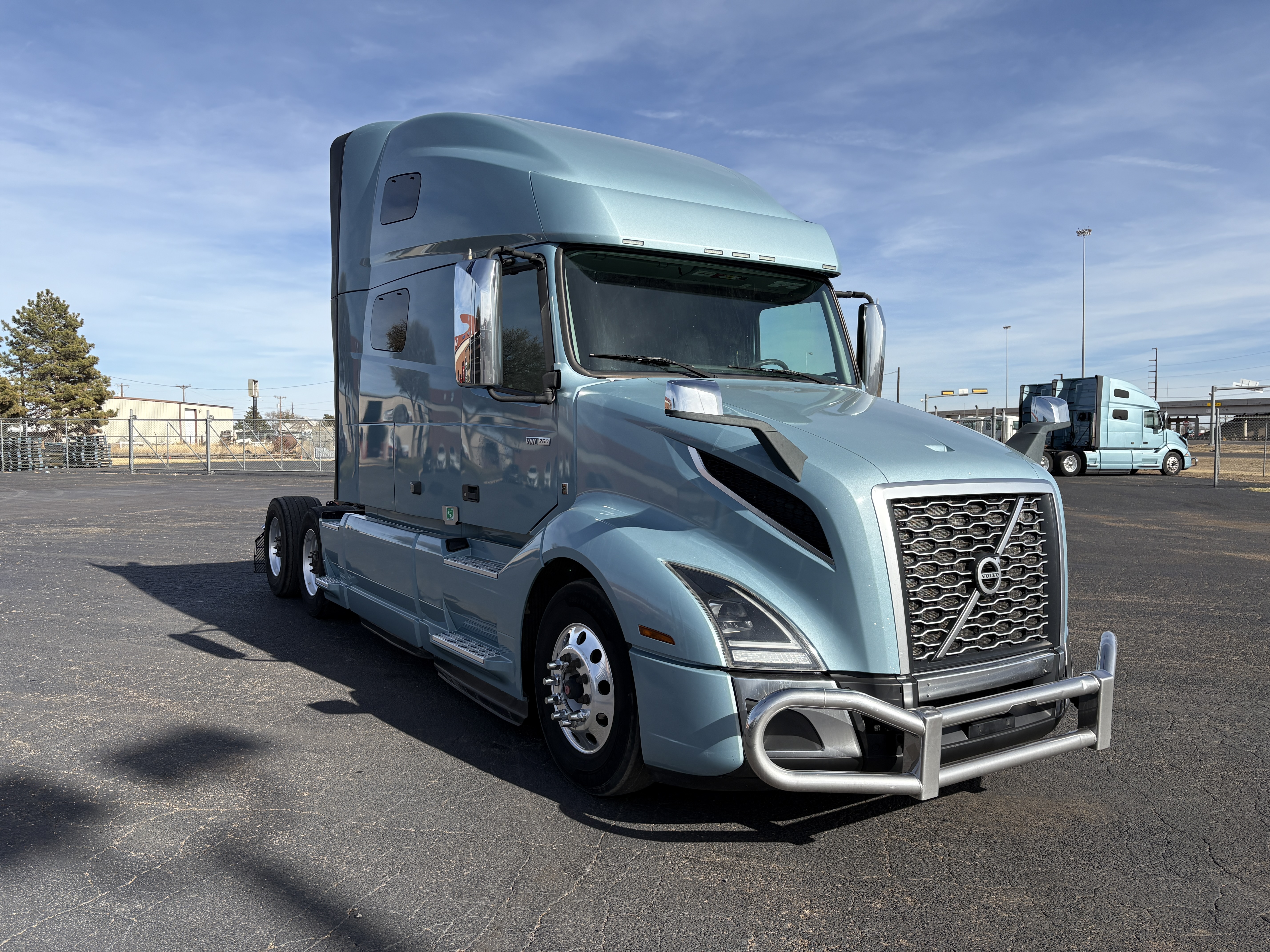 2022 Volvo - image 3