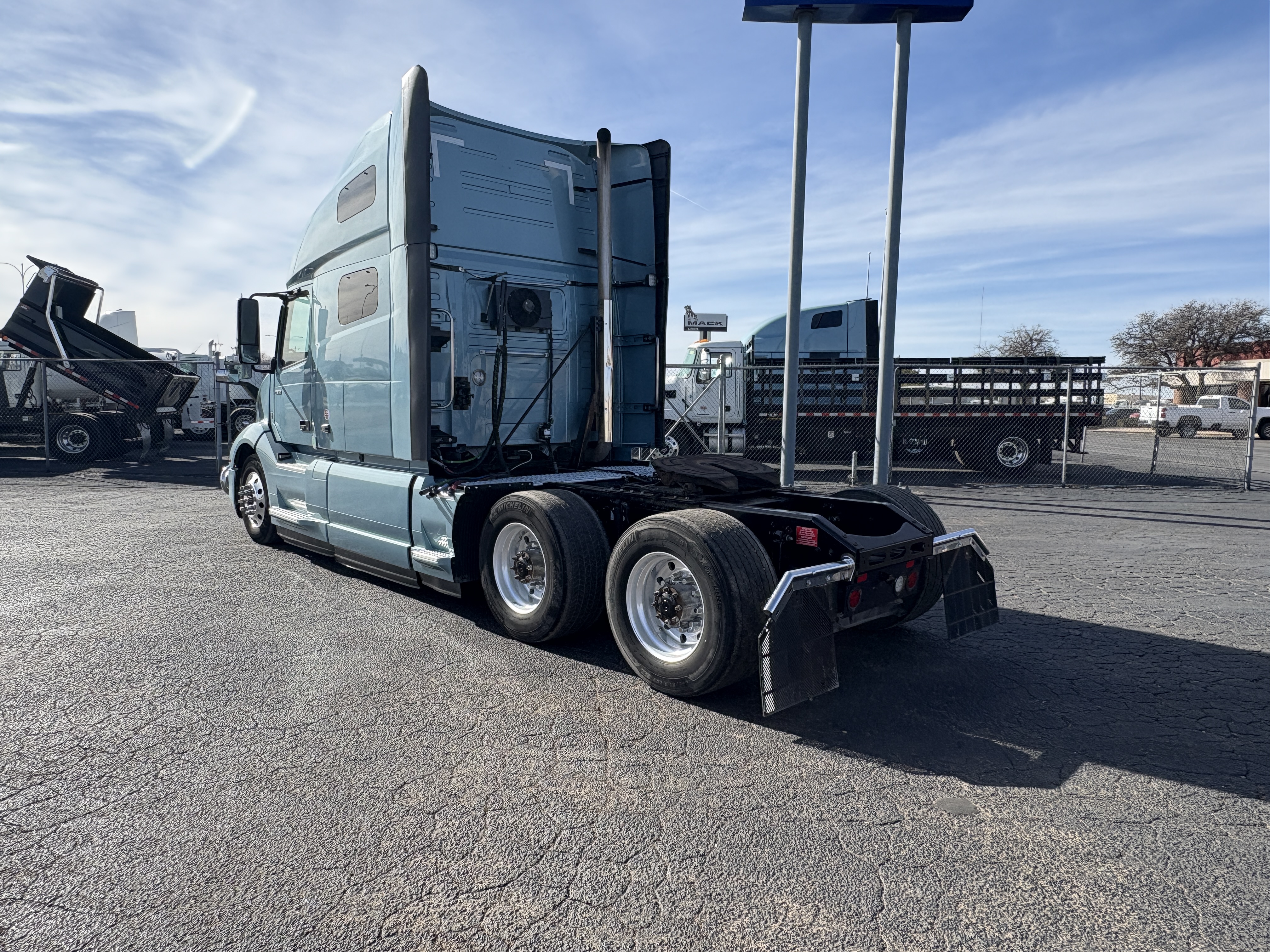 2022 Volvo - image 9