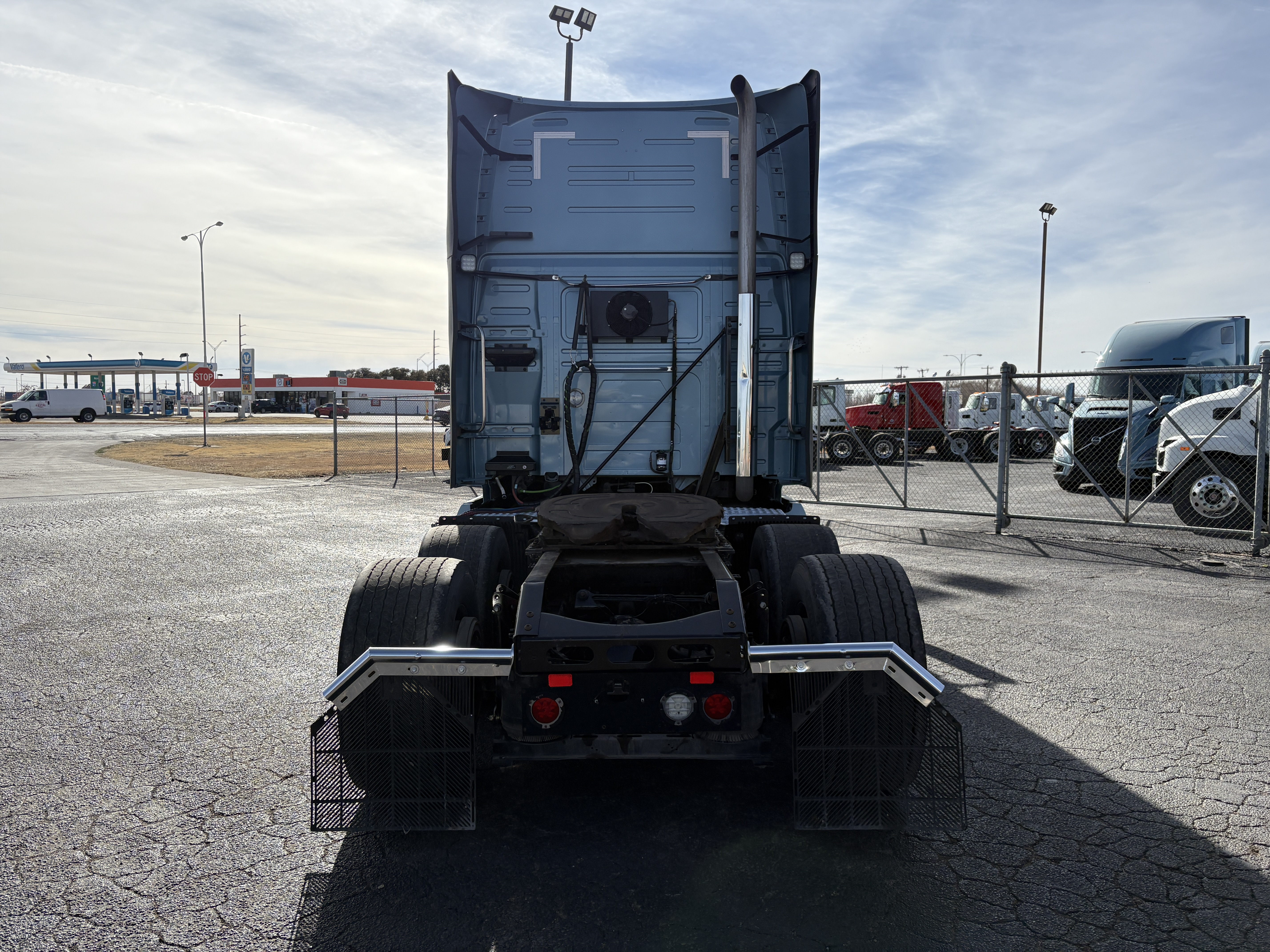 2022 Volvo - image 6