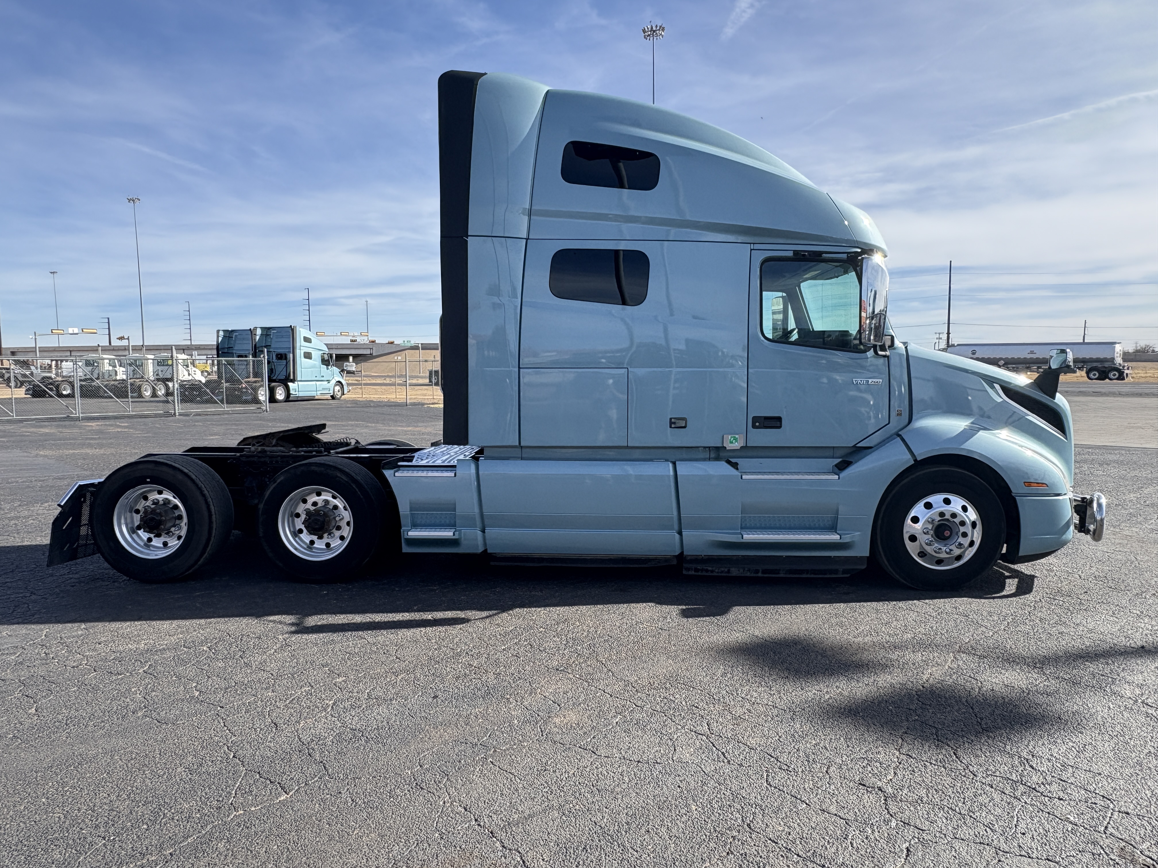 2022 Volvo - image 4