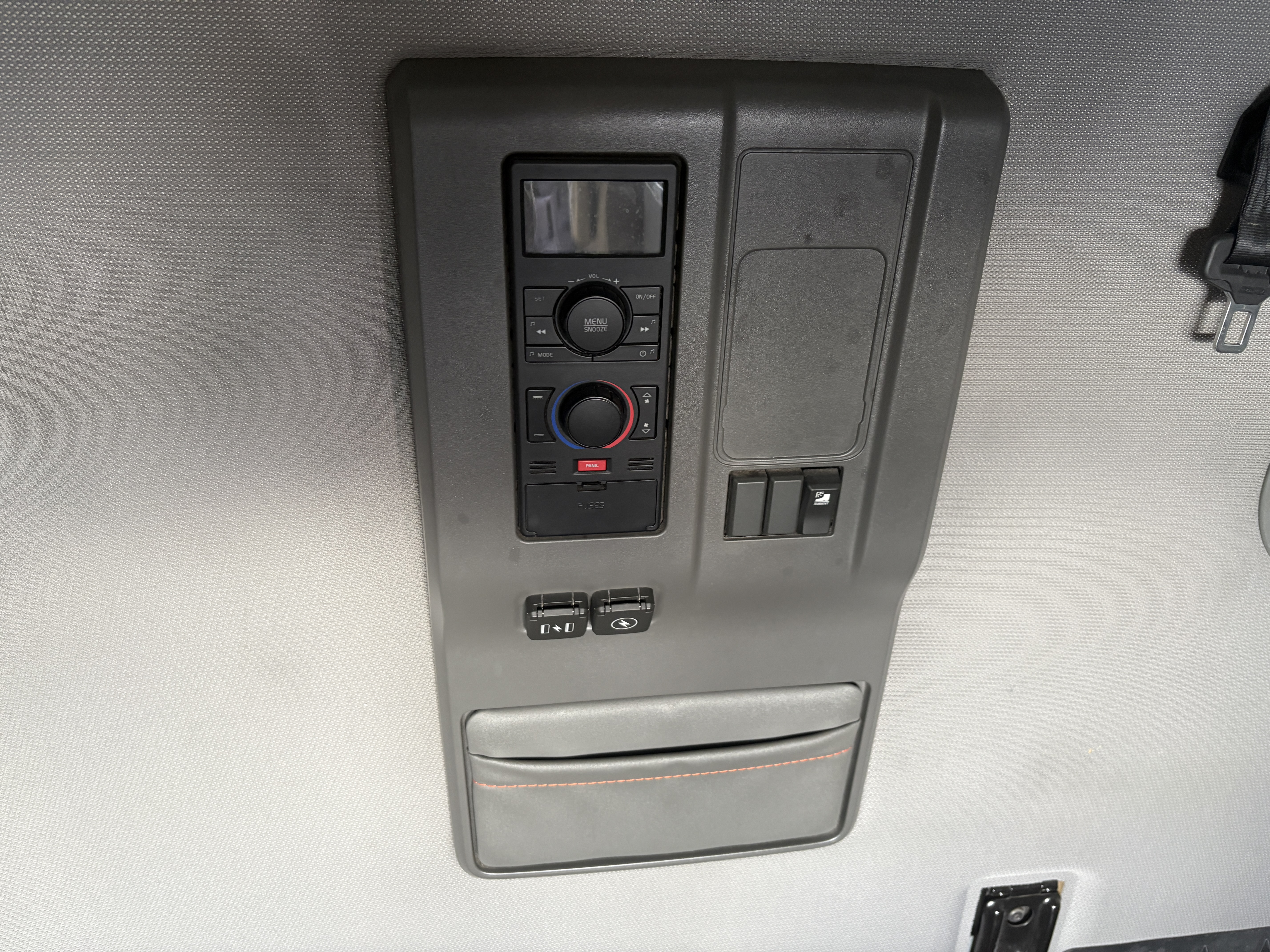 2022 Volvo - image 22