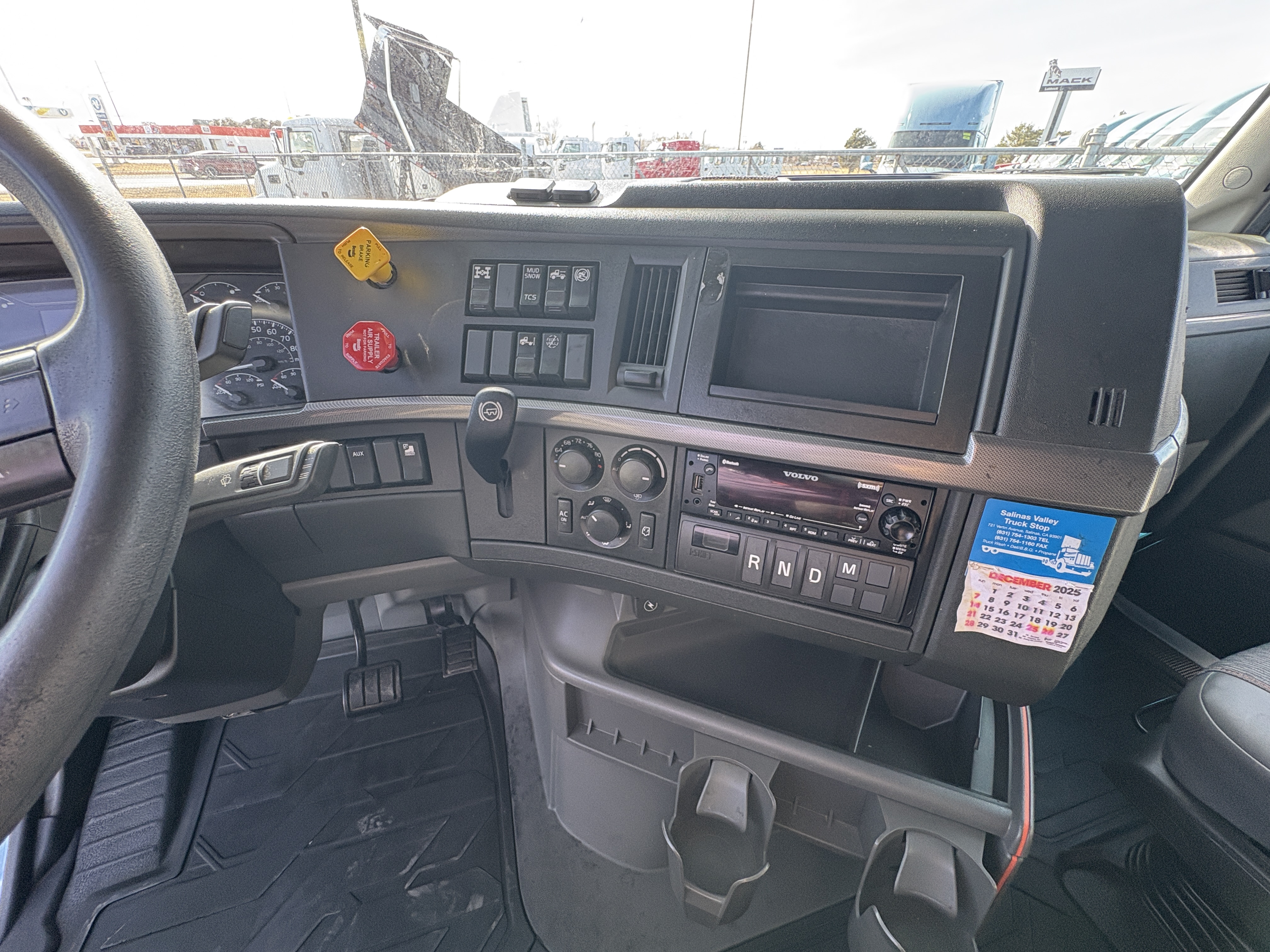 2022 Volvo - image 16