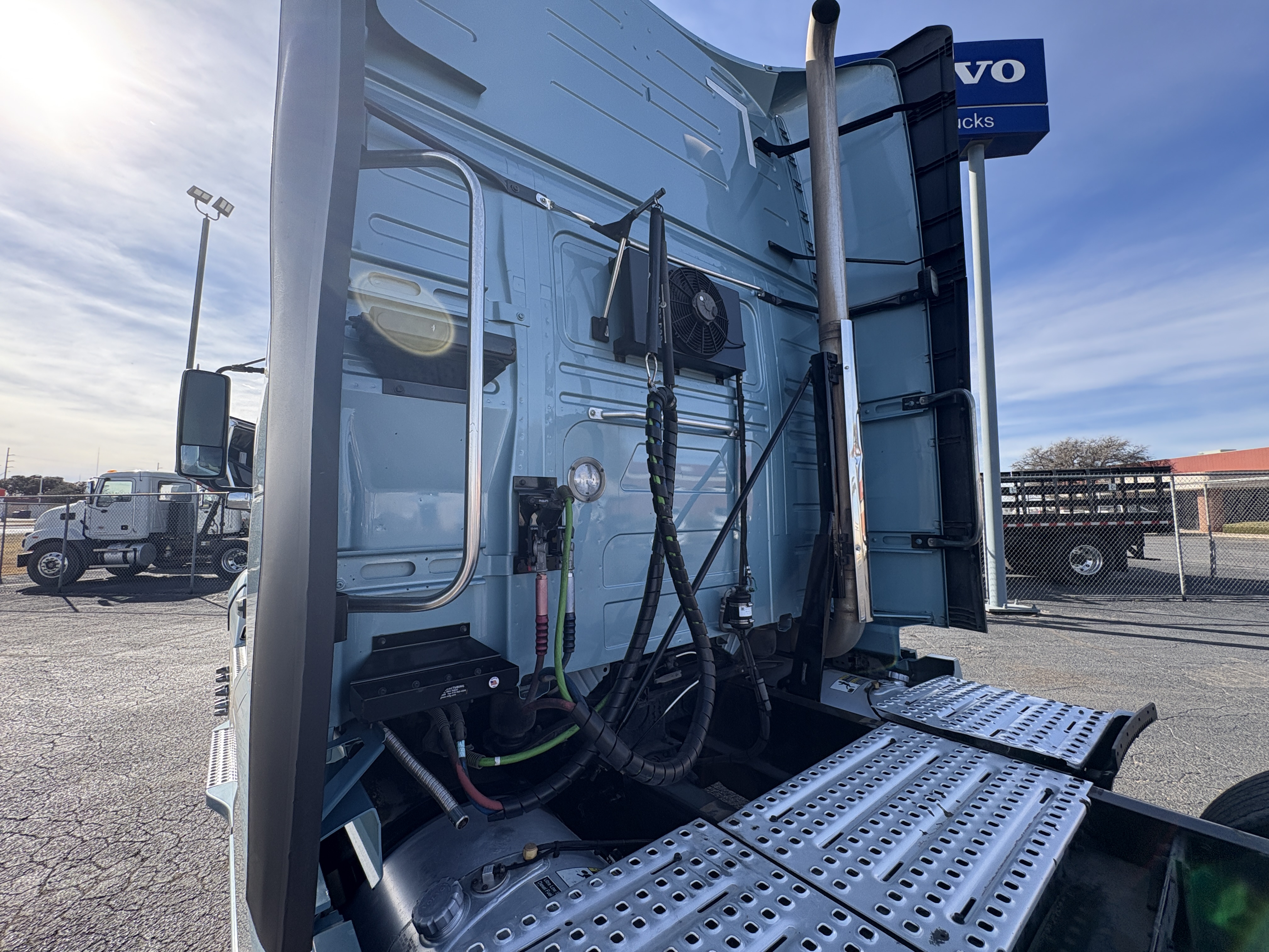 2022 Volvo - image 10