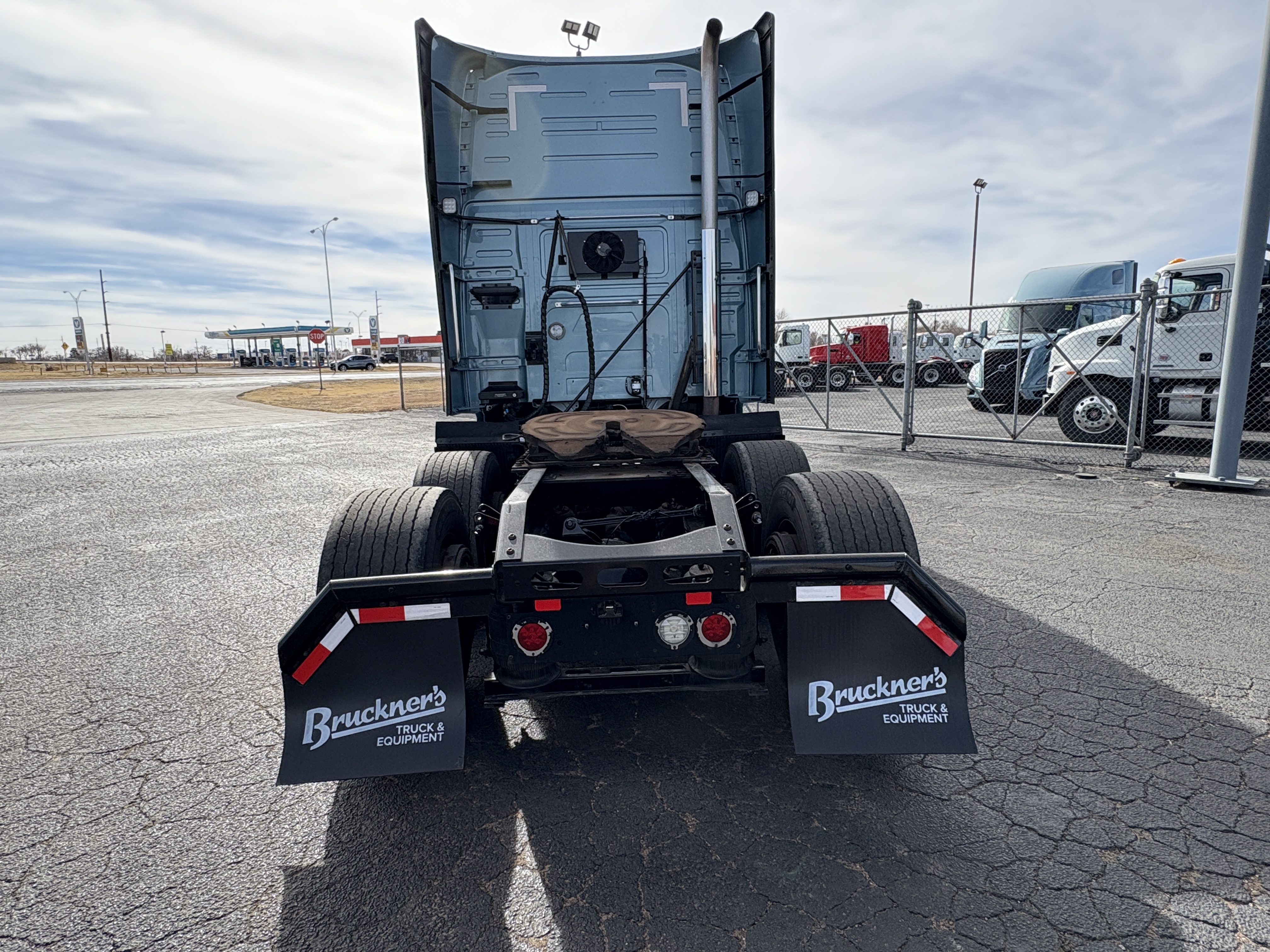 2022 Volvo - image 6