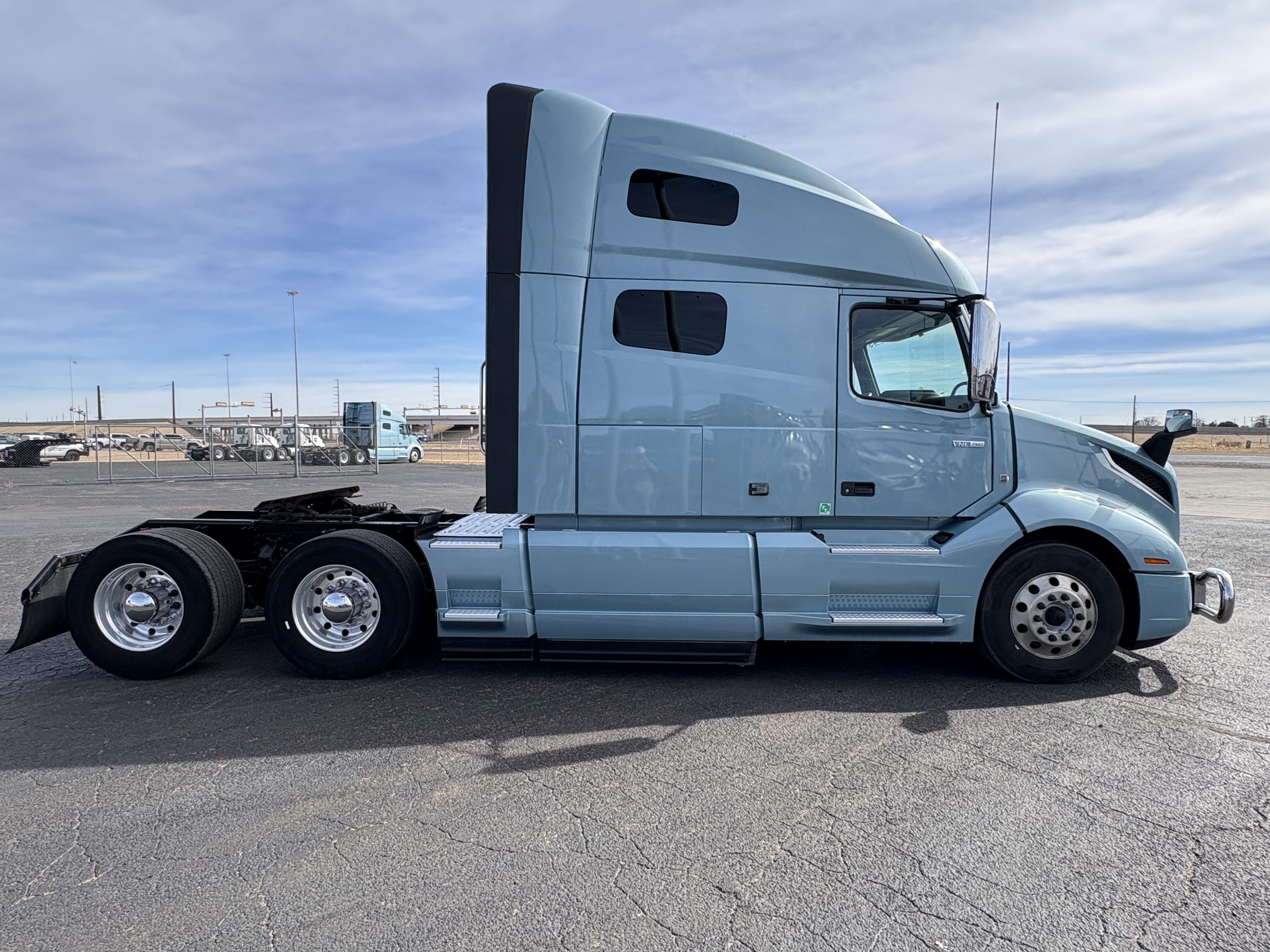 2022 Volvo - image 4