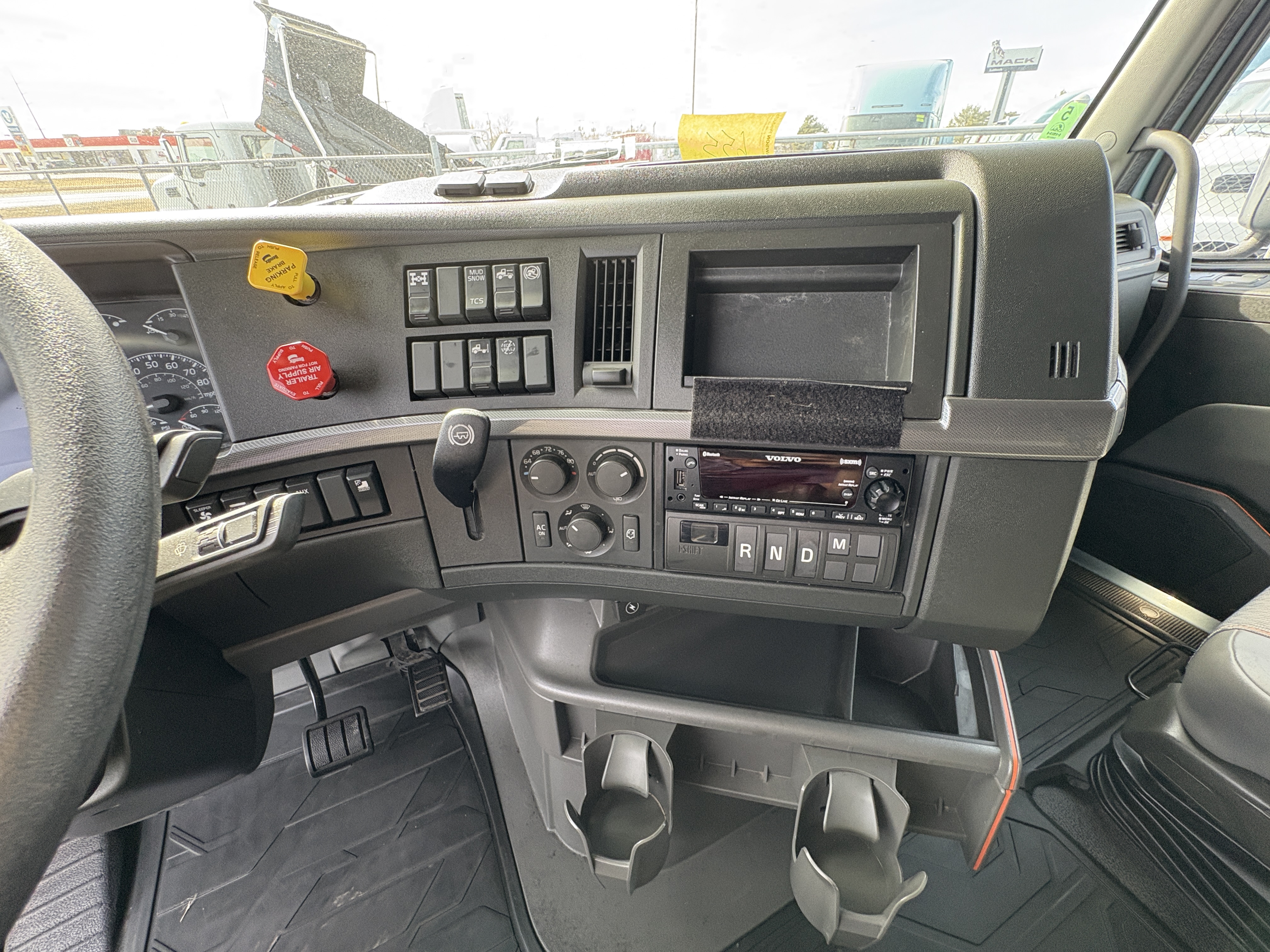 2022 Volvo - image 14