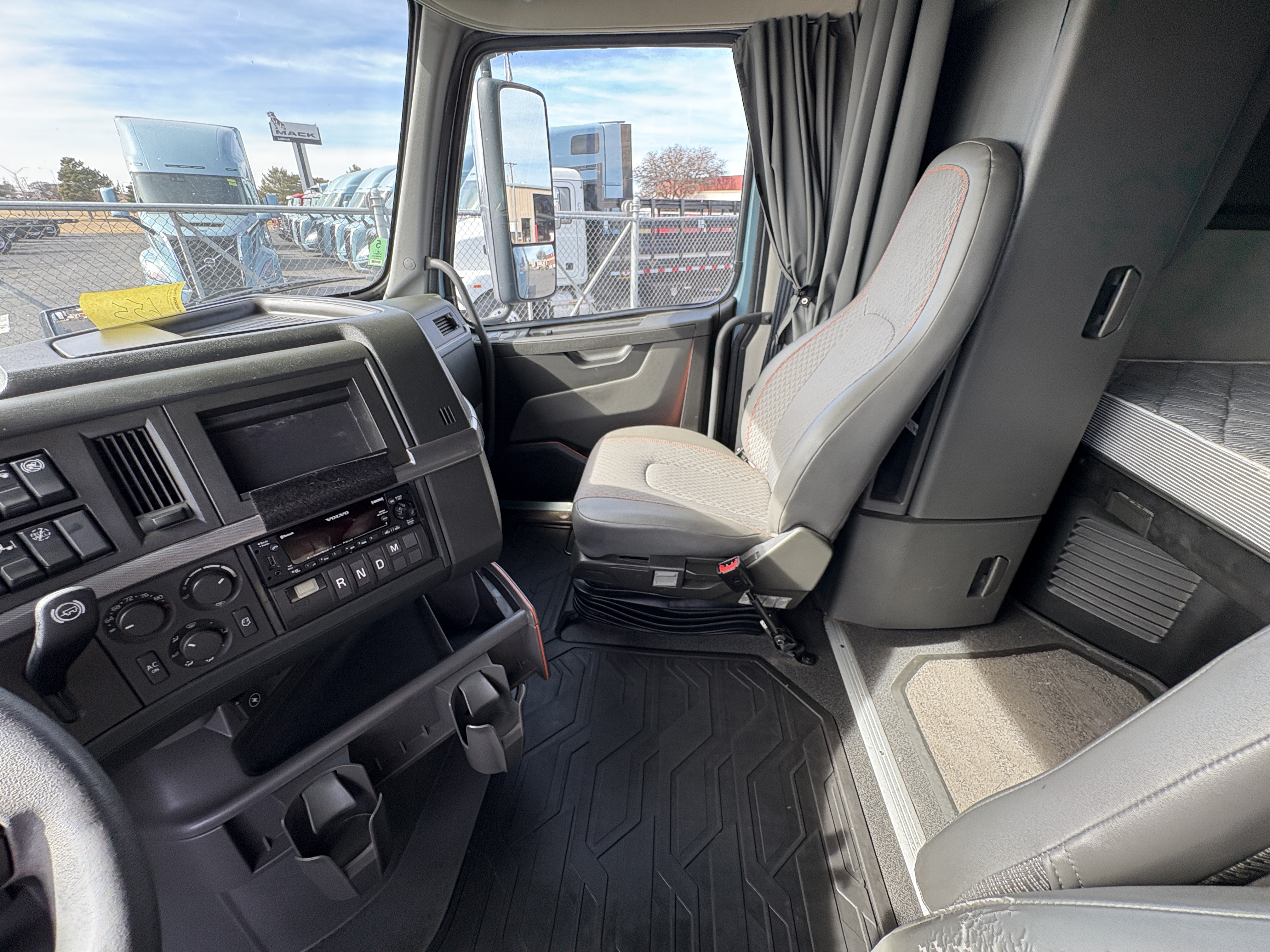 2022 Volvo - image 15