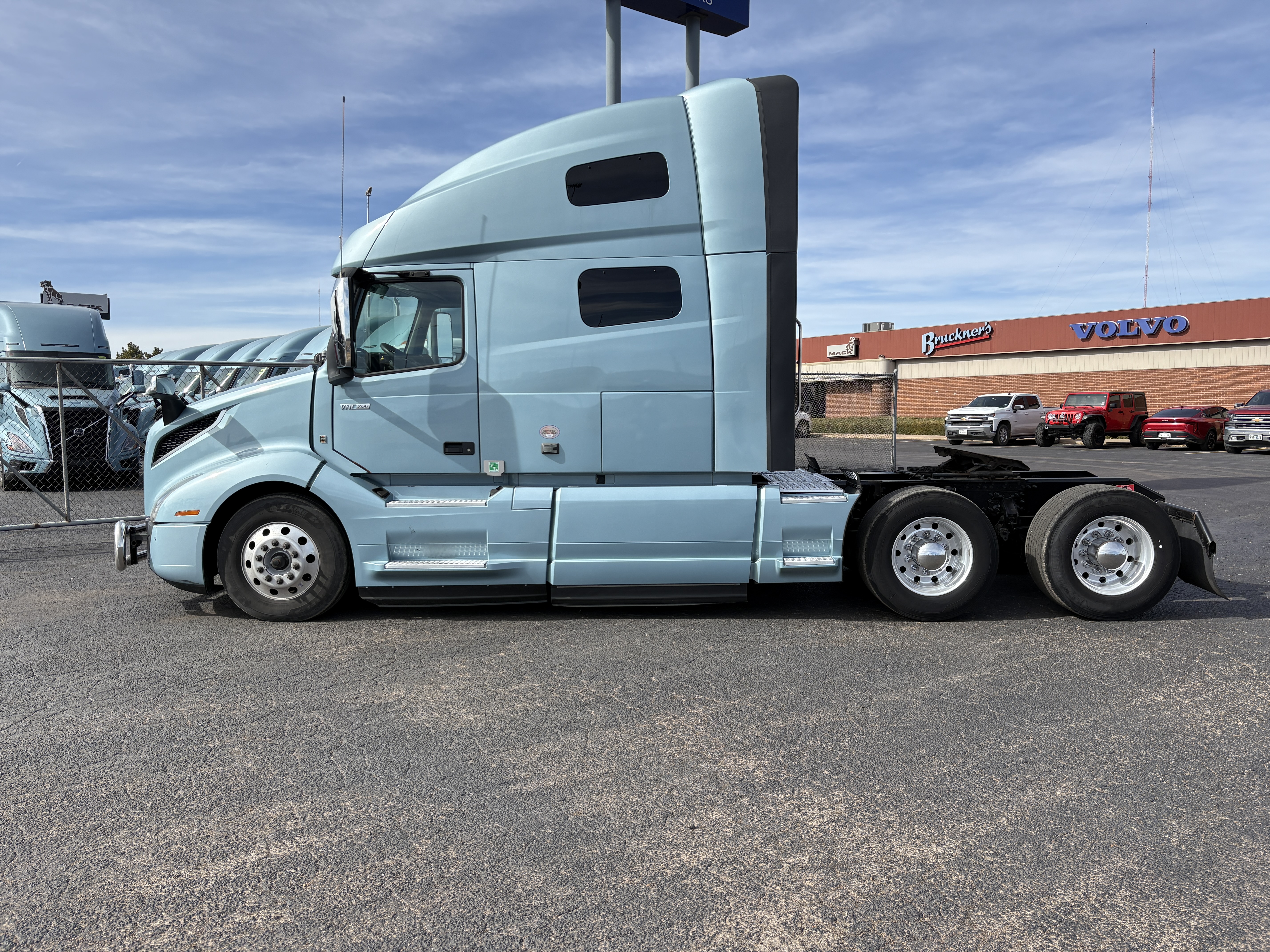 2022 Volvo - image 9