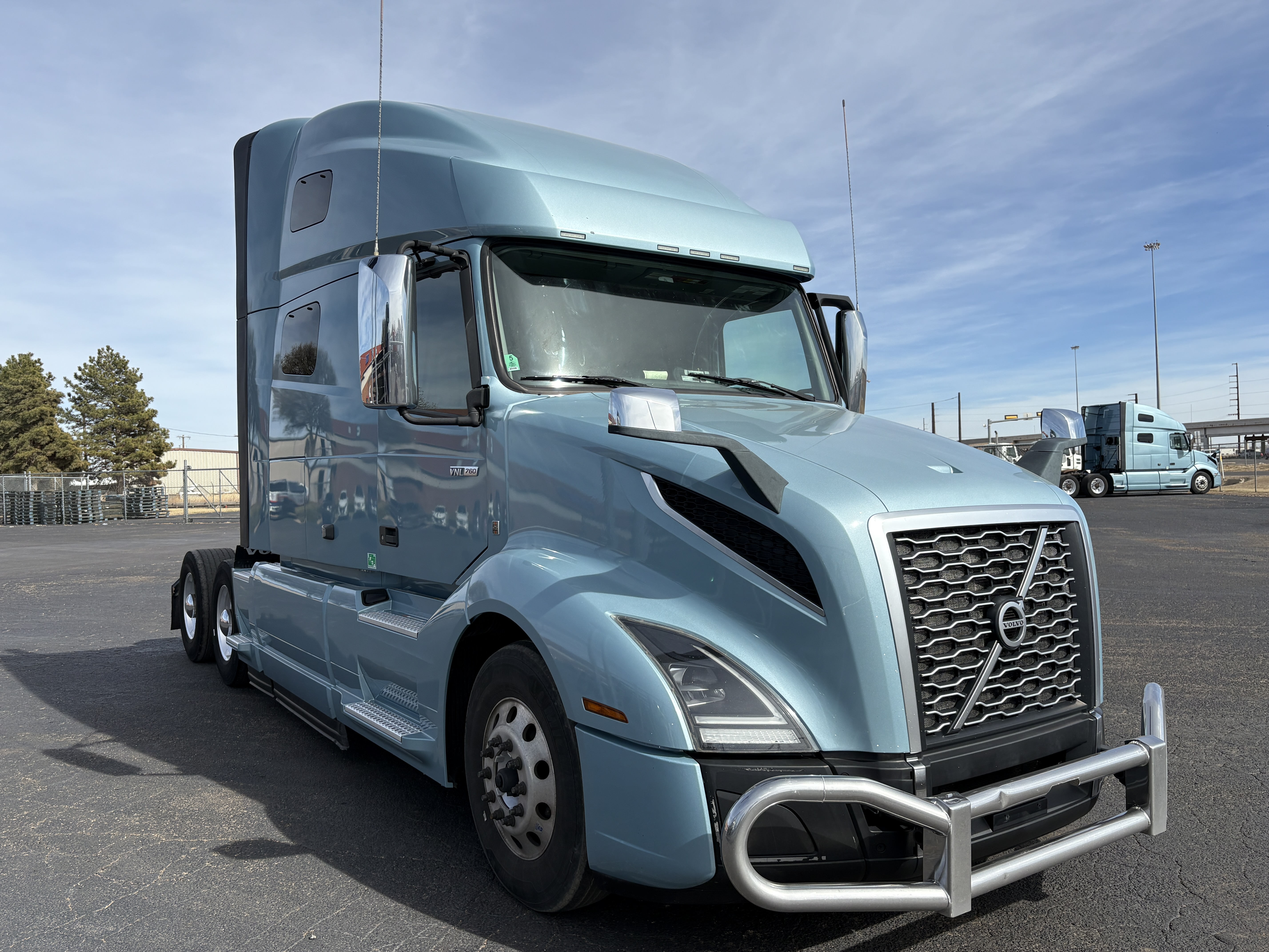 2022 Volvo - image 3