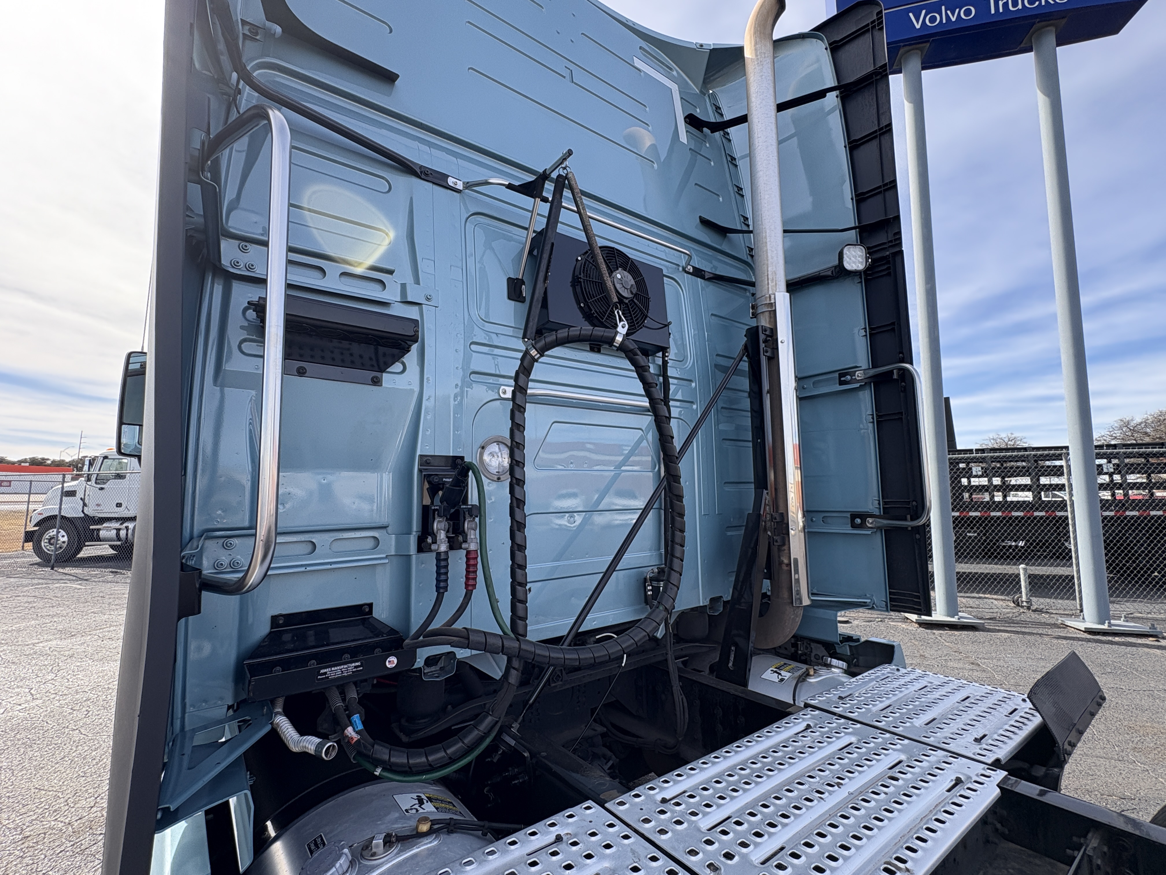 2022 Volvo - image 8