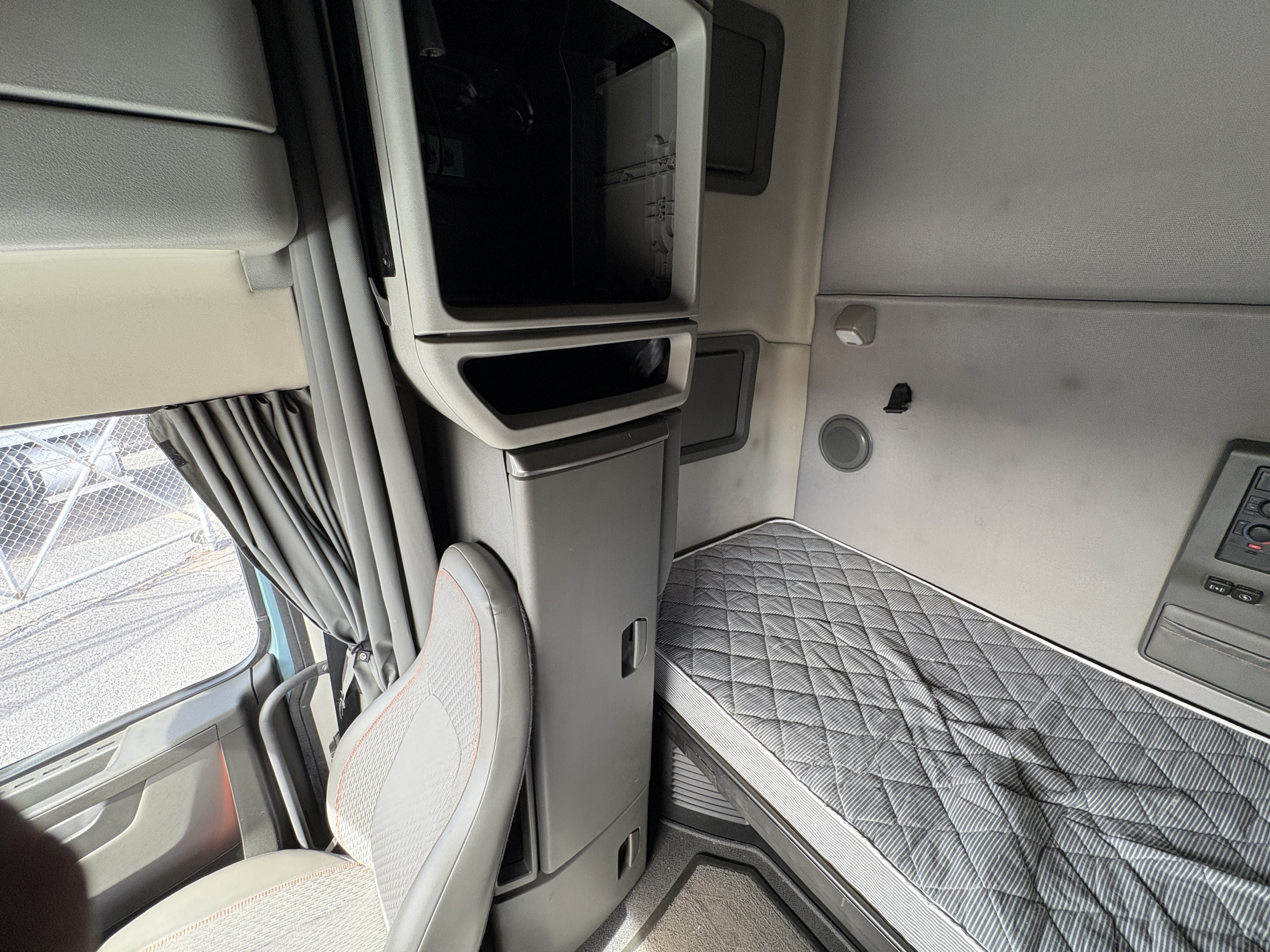 2022 Volvo - image 17