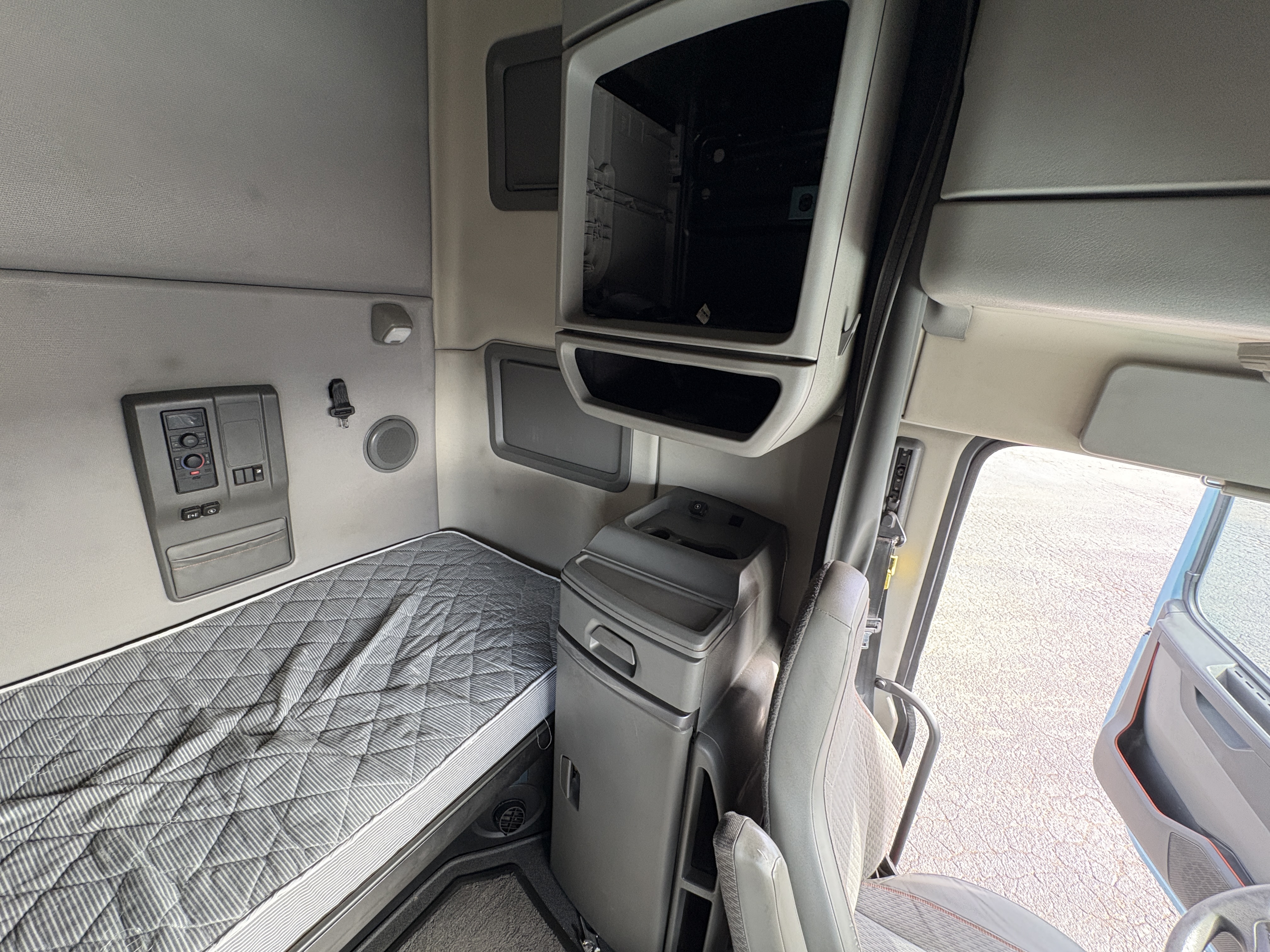 2022 Volvo - image 18