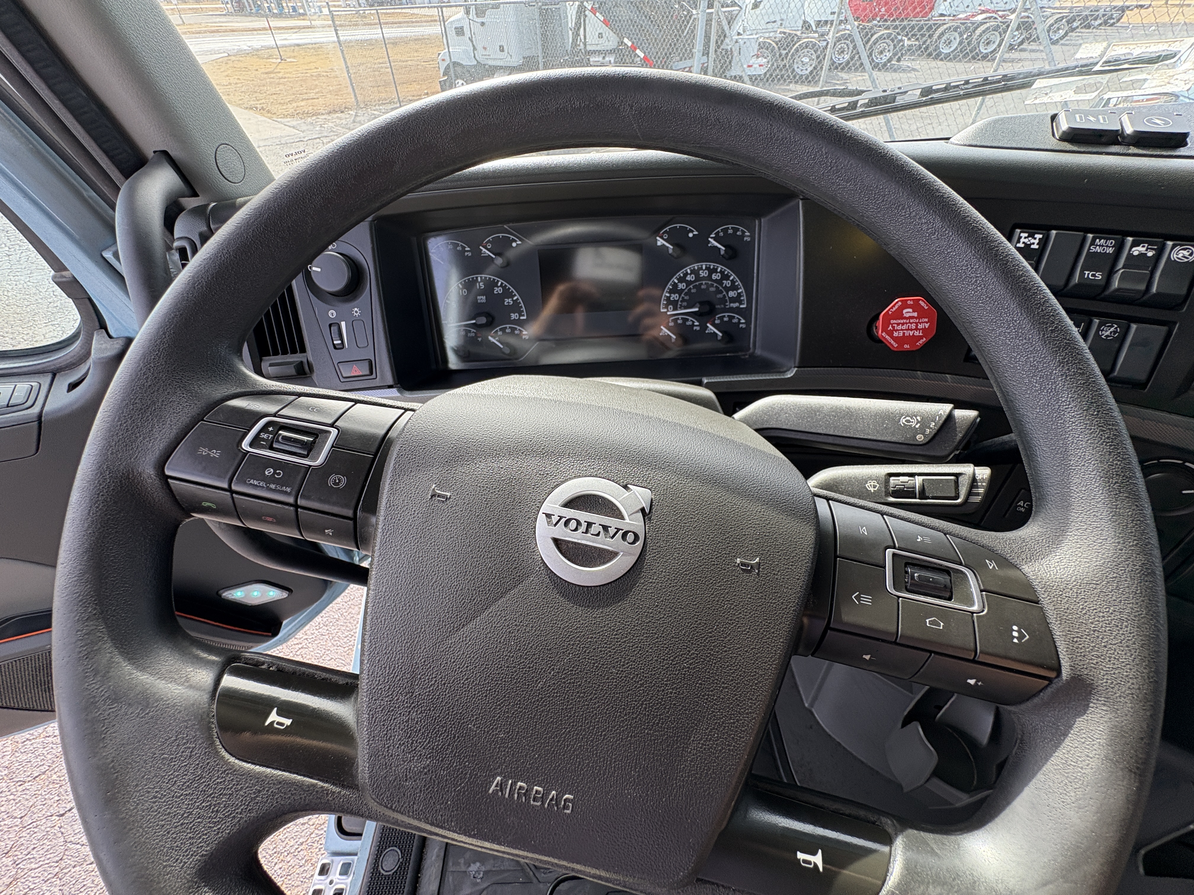 2022 Volvo - image 13