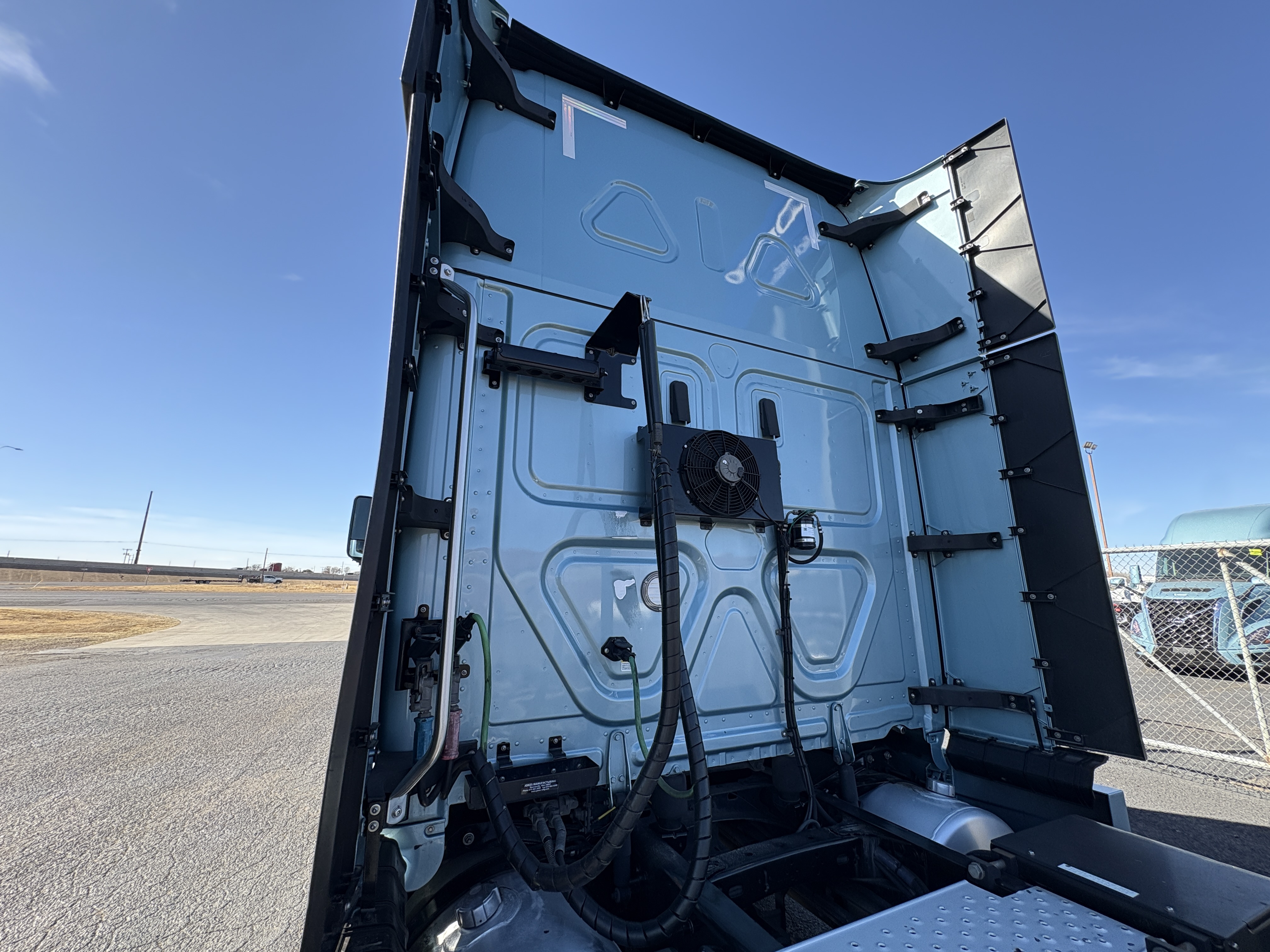 2023 Freightliner Cascadia - image 10