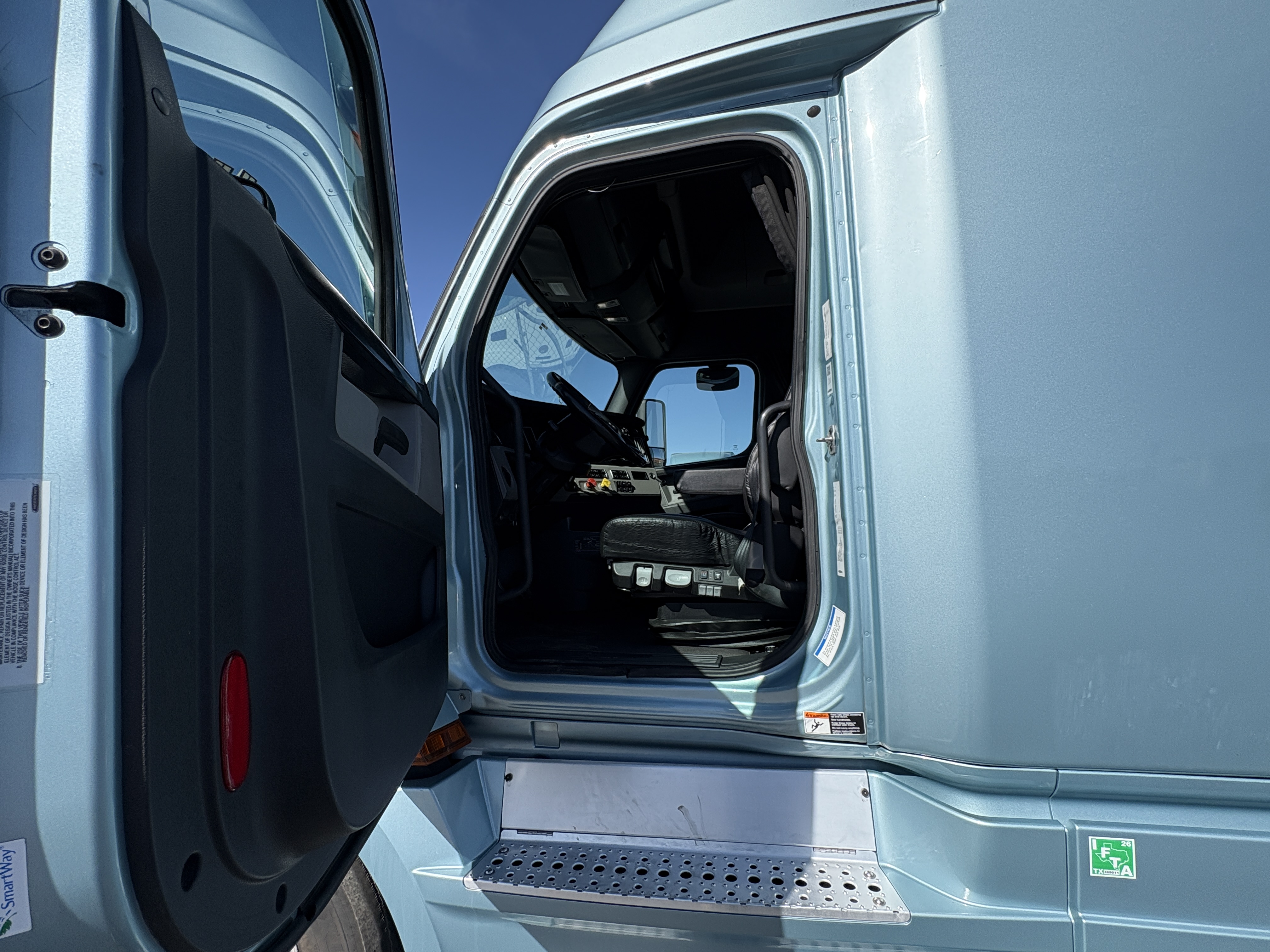 2023 Freightliner Cascadia - image 14