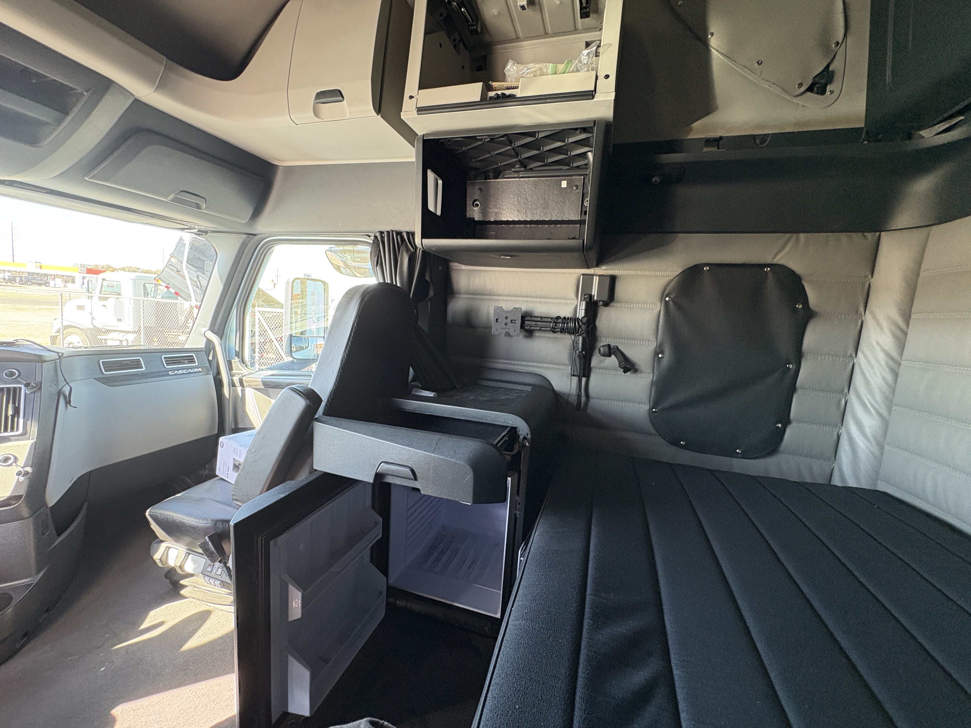 2023 Freightliner Cascadia - image 21