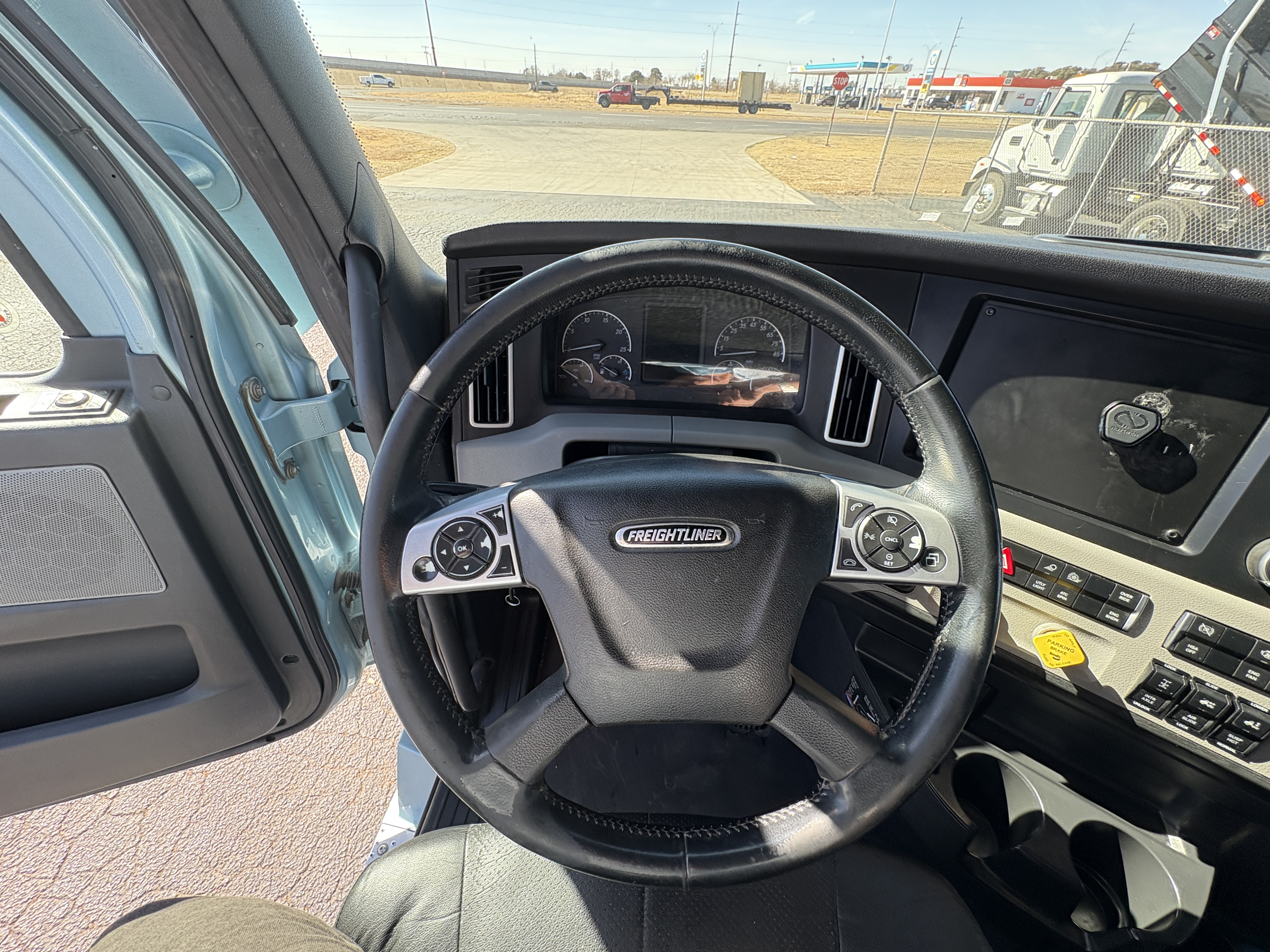 2023 Freightliner Cascadia - image 15